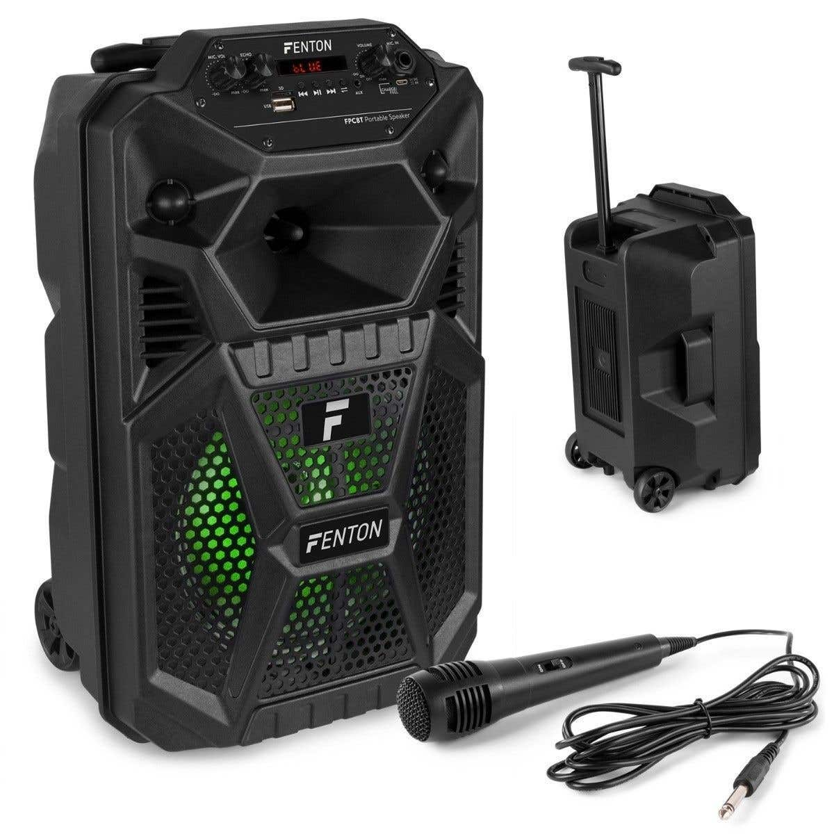 Altavoz portátil negro Fenton con micrófono. Tiene ruedas y un asa. La luz verde brilla a través de la rejilla frontal.