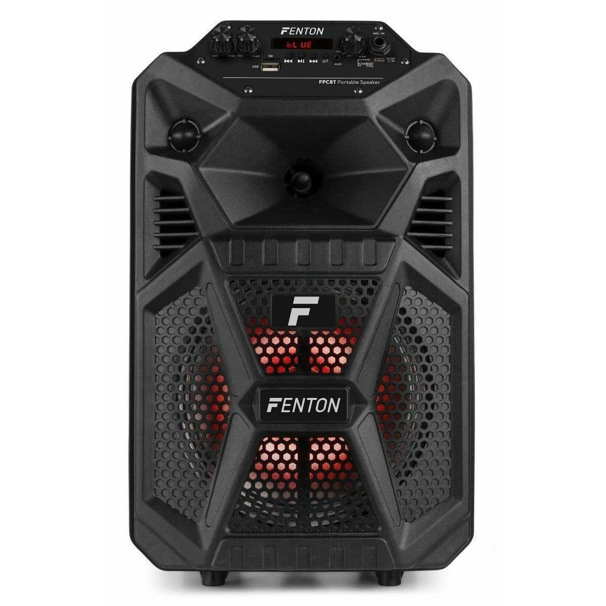 Altavoz portátil negro Fenton. Tiene una pantalla que muestra 'BLUE'. El altavoz tiene una parte frontal de malla con el logotipo de Fenton.