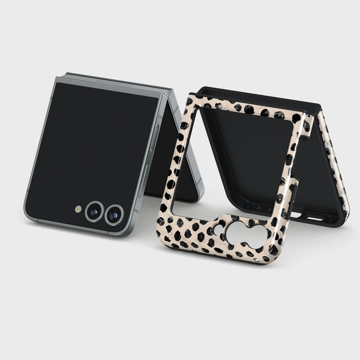 Twee opvouwbare telefoons met zwarte schermen en een telefoonhoesje met luipaardprint worden weergegeven tegen een witte achtergrond.