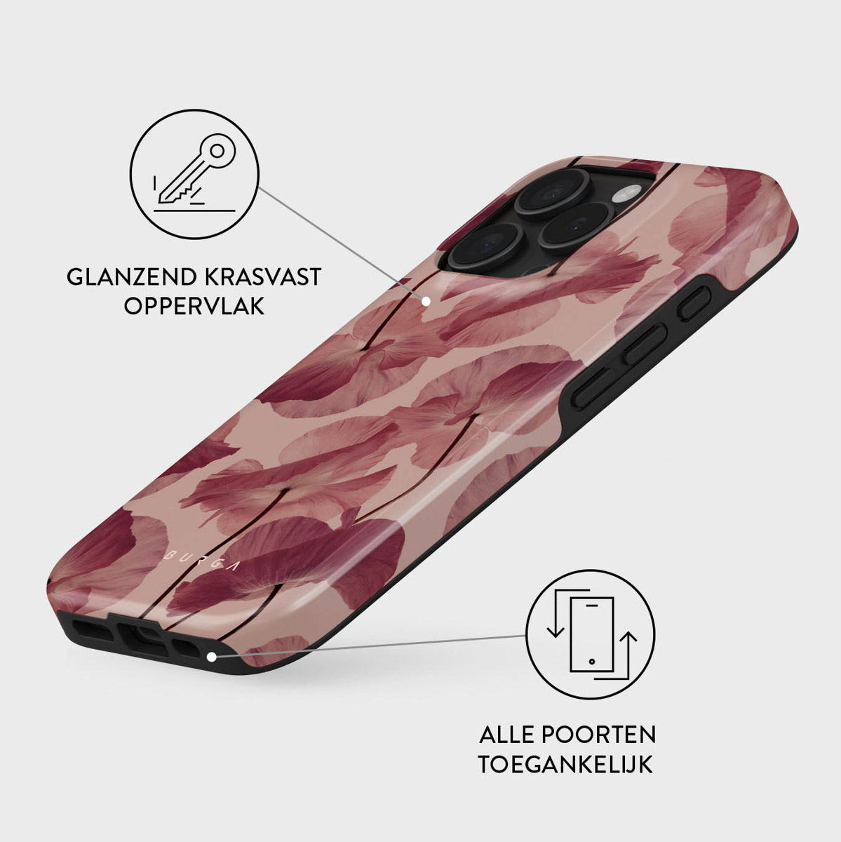 Une coque de téléphone avec un motif floral rose et bordeaux sur fond rose clair. La coque a une finition brillante. Elle est inclinée.