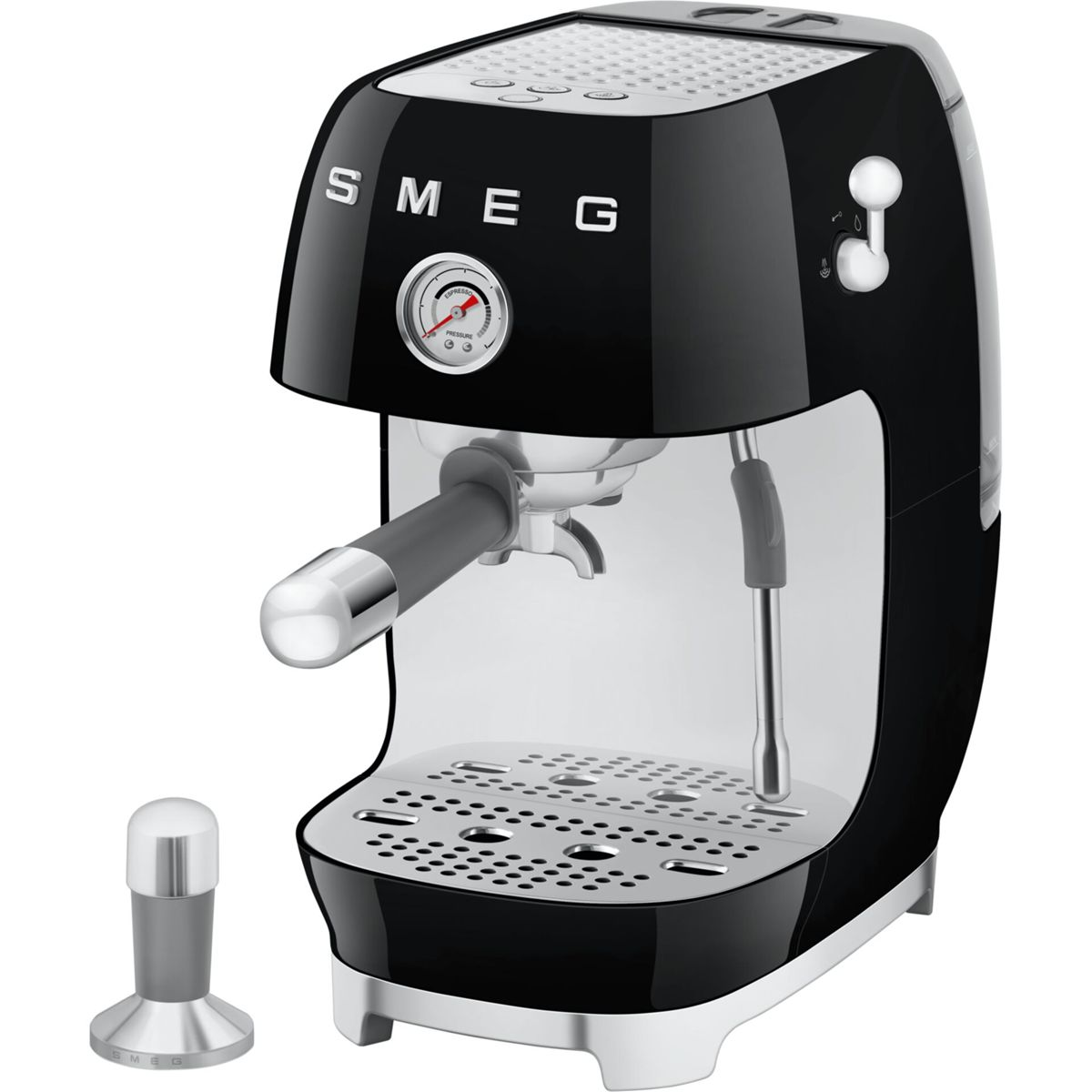 Una máquina de espresso SMEG negra con portafiltro y tamper plateados. Tiene un manómetro y un depósito de agua.