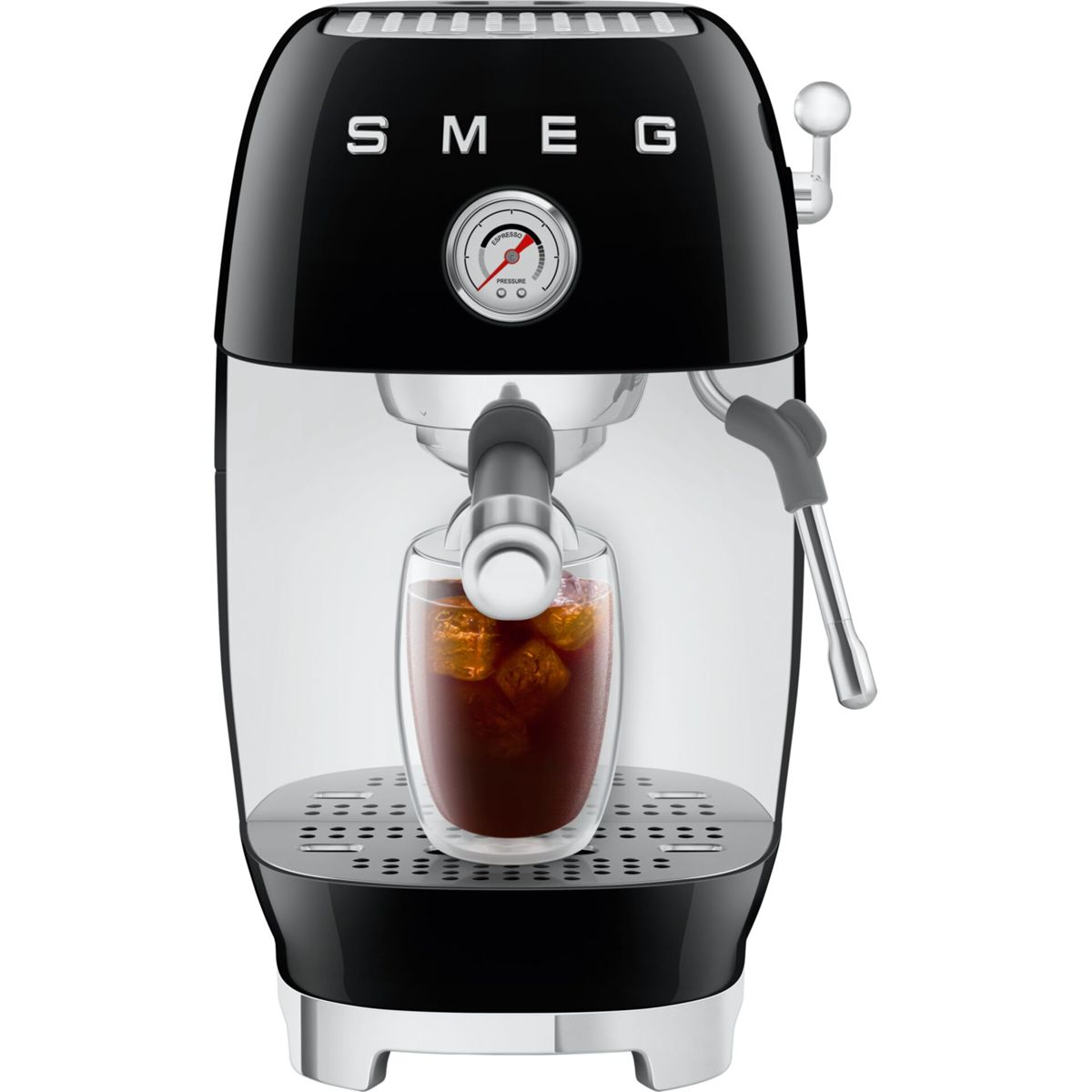 Máquina de espresso SMEG negra con un vaso de café helado. La máquina tiene un manómetro y un espumador de leche.