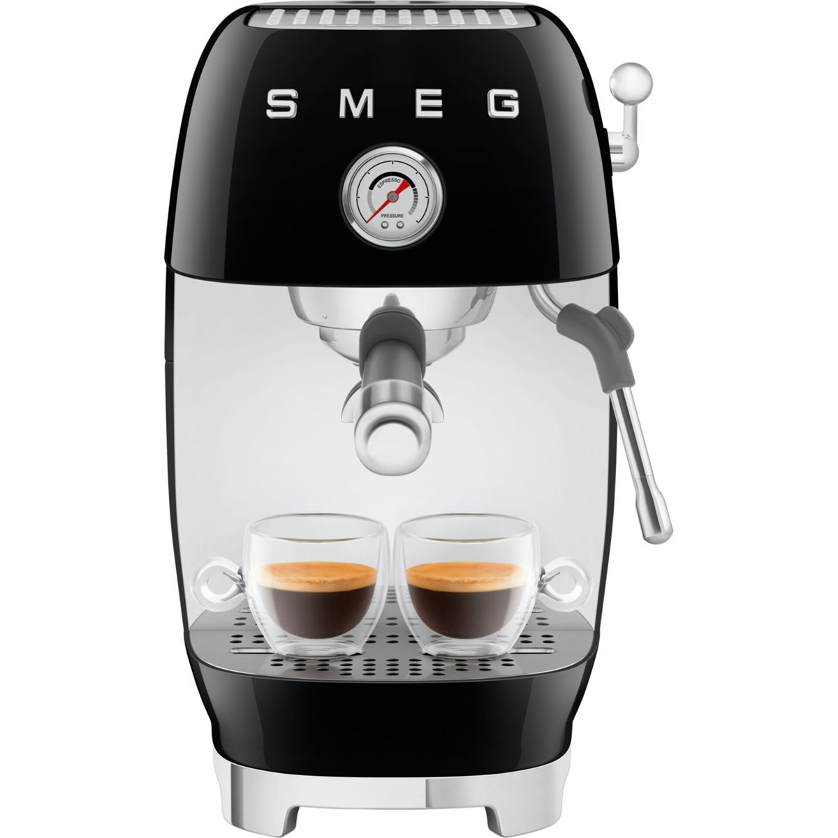 Máquina de espresso SMEG negra. Dos tazas de vidrio con café en la bandeja. La máquina tiene un manómetro y una boquilla de vapor.