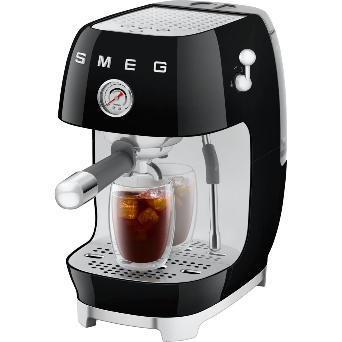 Máquina de espresso SMEG negra y plateada con dos vasos de café helado. La máquina tiene un manómetro.