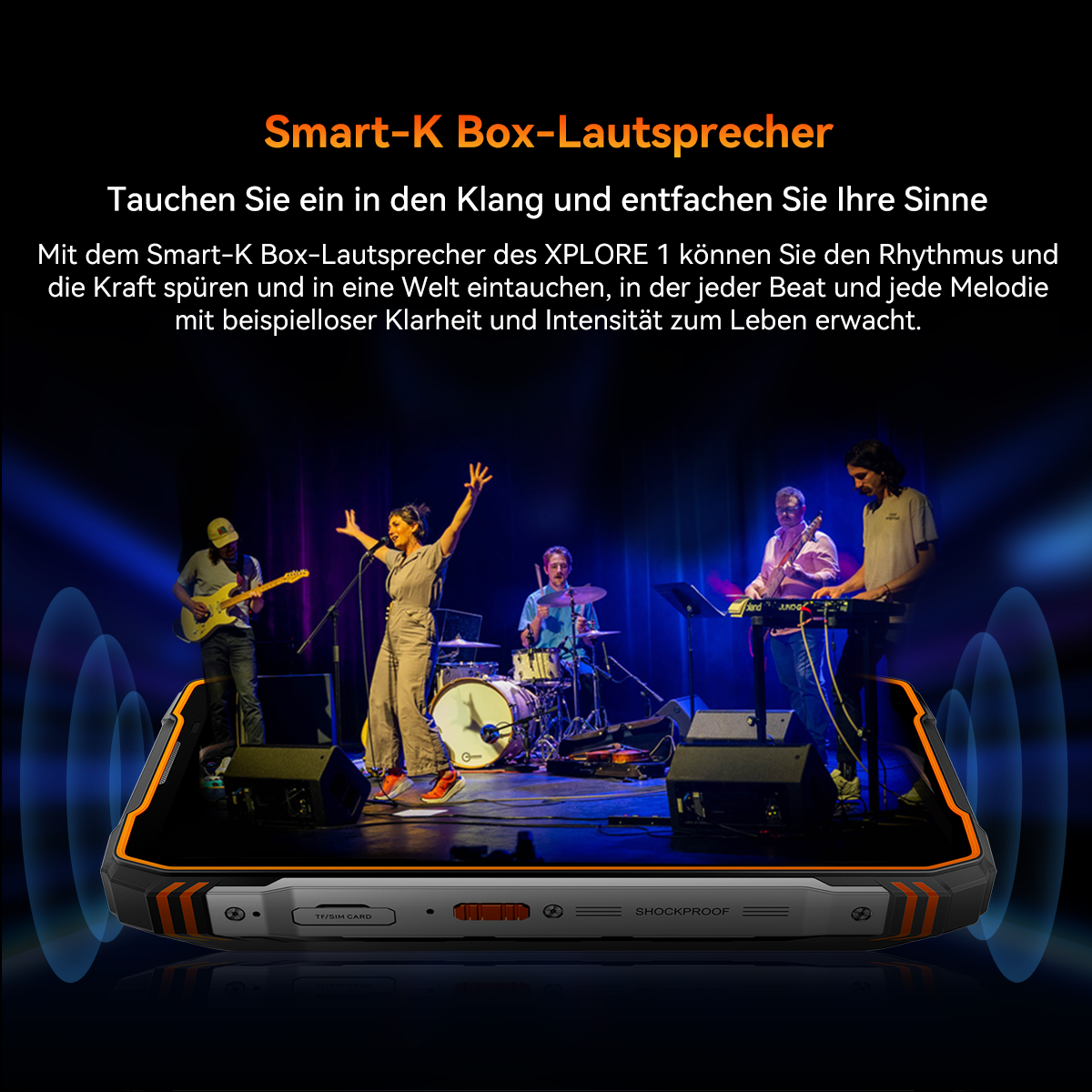 Eine Band tritt auf. Ein Telefon mit orangefarbenen Akzenten befindet sich im Vordergrund. Auf dem Telefon steht SHOCKPROOF.