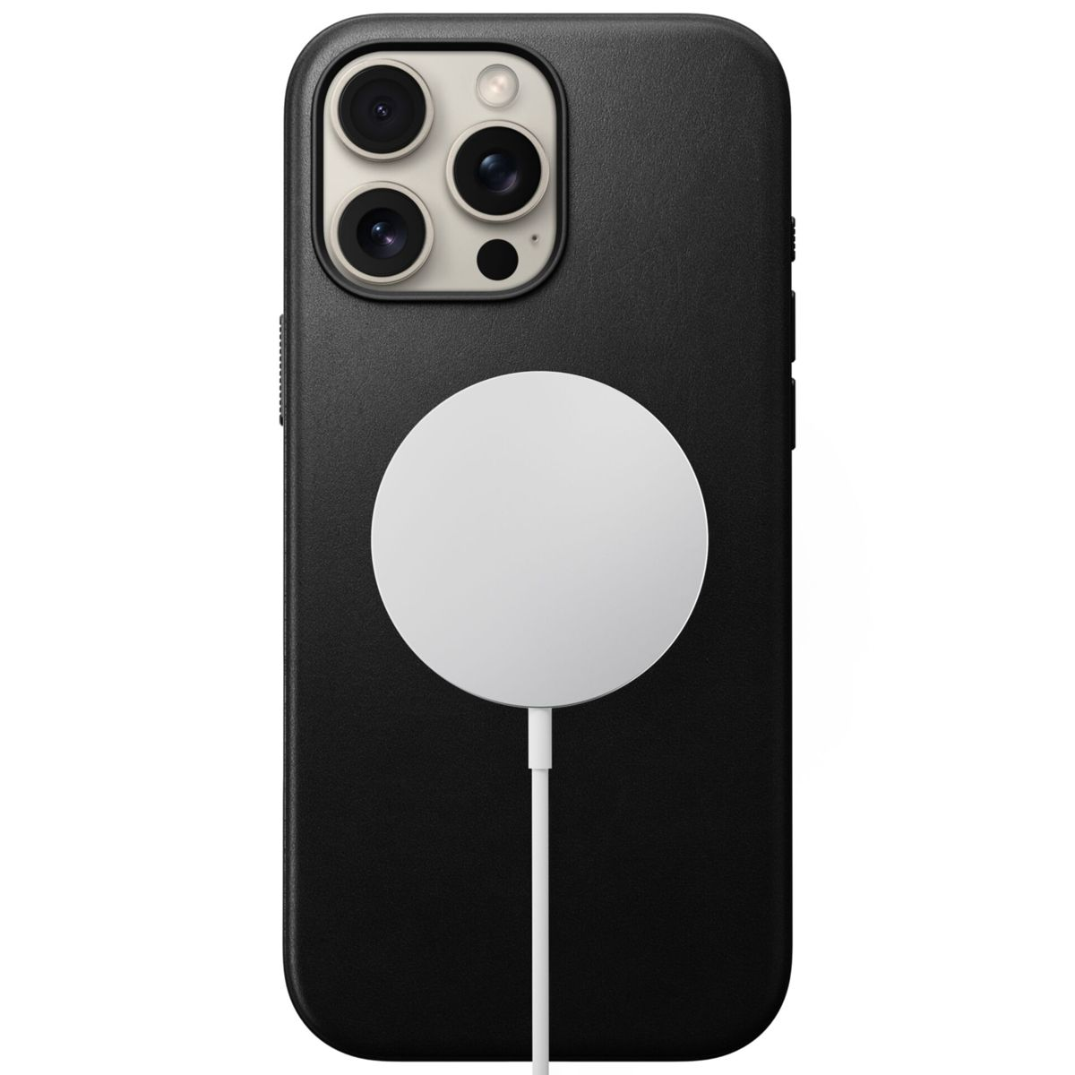 Schwarze iPhone-Rückseite mit angeschlossenem MagSafe-Ladegerät. Das Telefon hat mehrere Kameras. Das Ladegerät ist weiß.