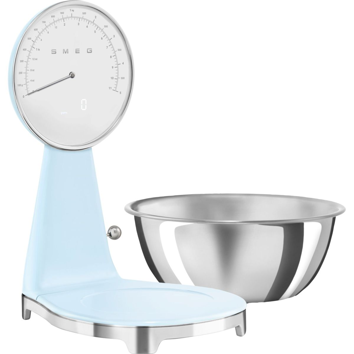 Jasnoniebieska waga SMEG ze stalową miską. Waga pokazuje zero. Tło jest białe.