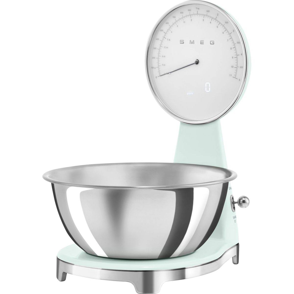 Miętowa waga kuchenna SMEG ze stalową misą. Waga wskazuje zero gramów. Tło jest białe.