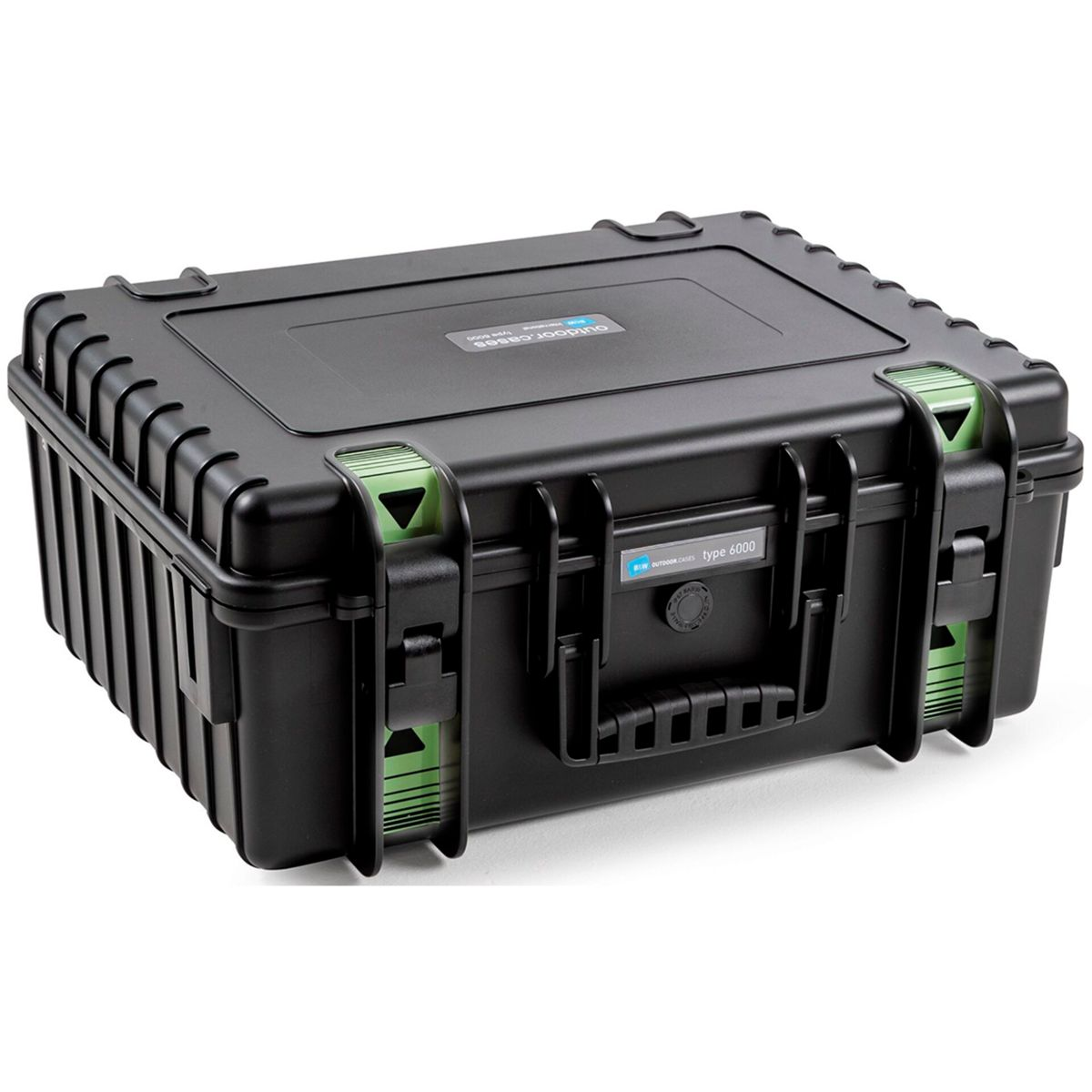 Ein schwarzer, rechteckiger, robuster Koffer mit grünen Akzenten. Er hat einen Griff, Verschlüsse und den Text 'OUTDOOR CASES Typ 6000'.
