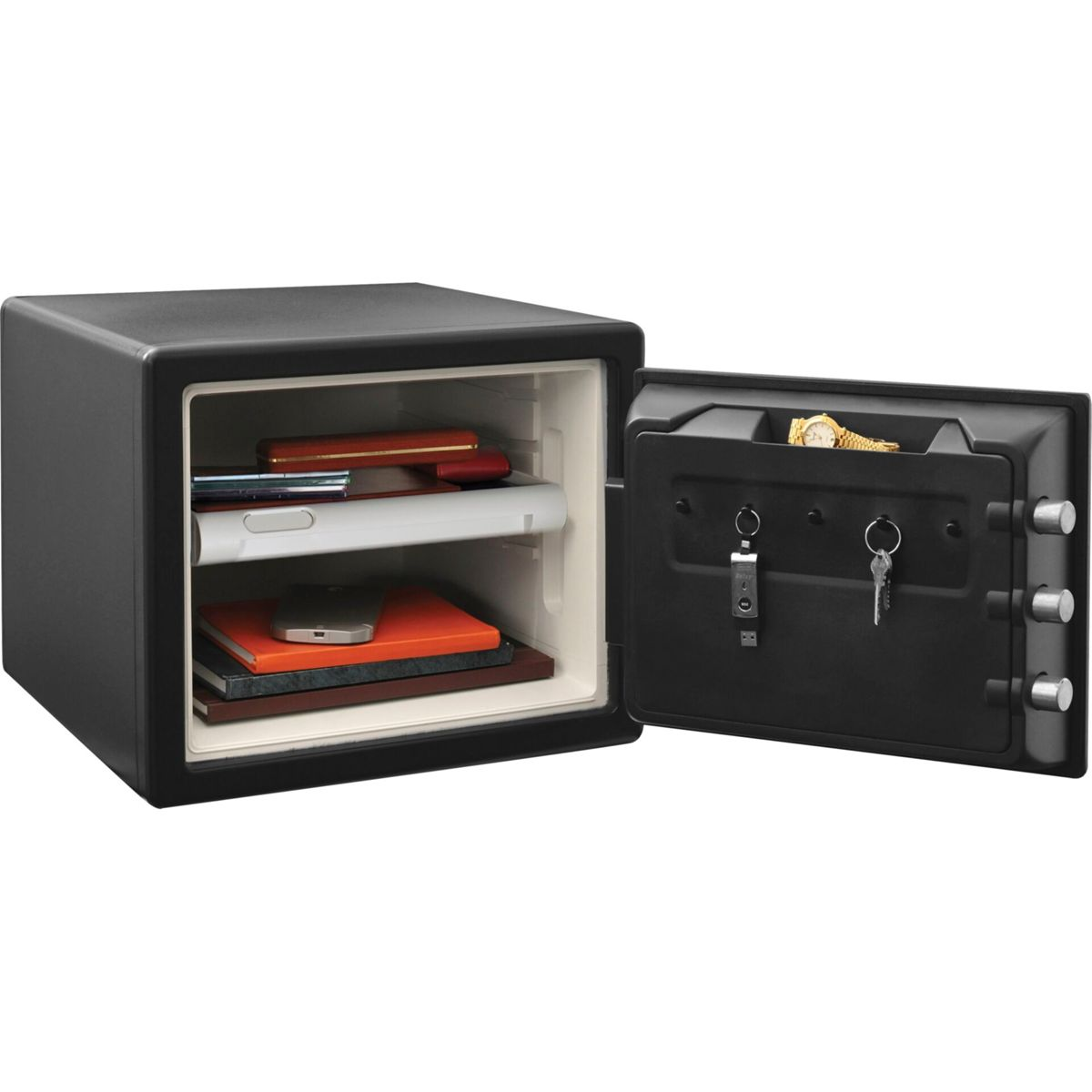 Una caja fuerte negra abierta. Dentro hay artículos como carteras, un teléfono, libros y un reloj. Llaves y una memoria USB están en la puerta.
