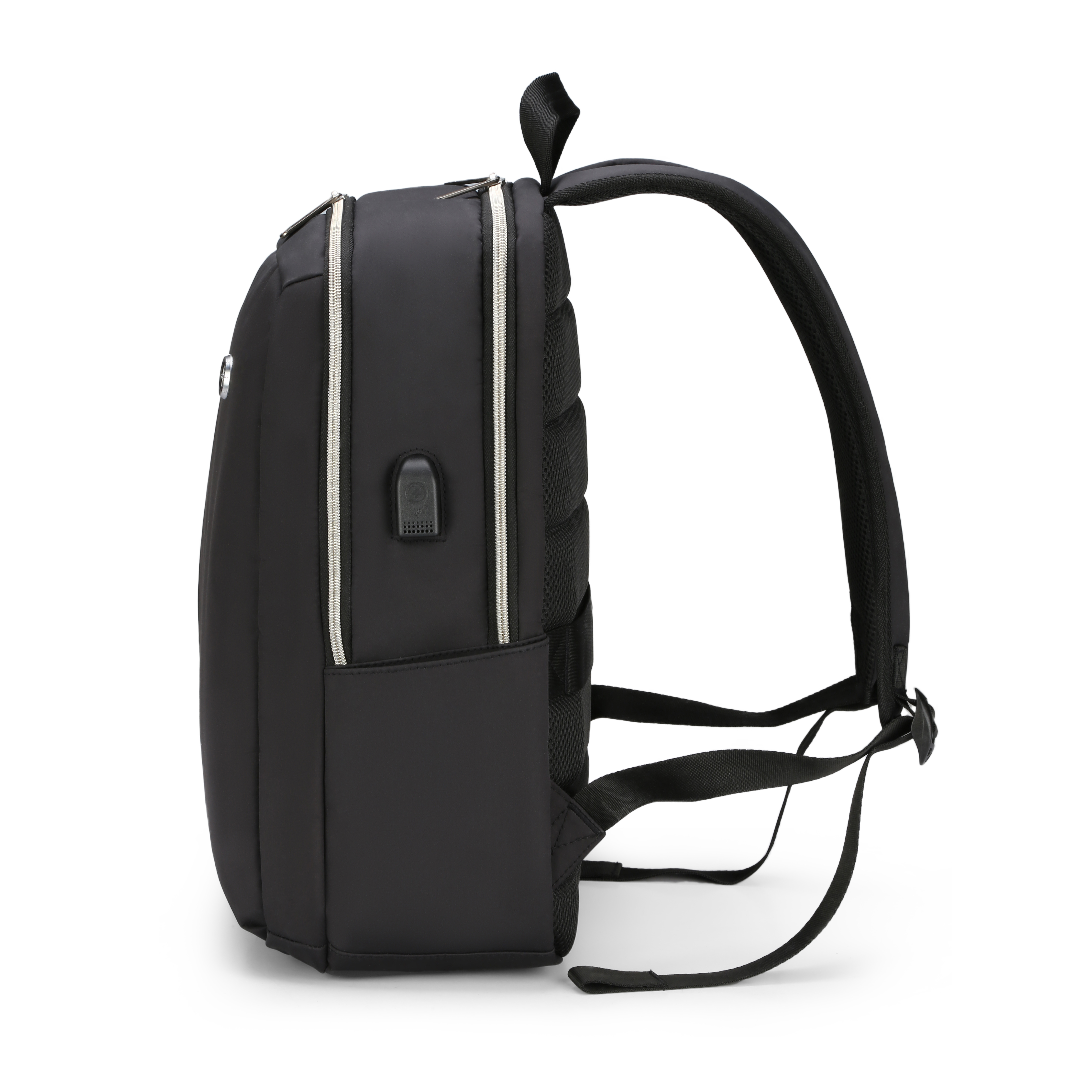 Zaino nero su sfondo bianco. Ha una maniglia, cerniere e una porta USB. Sono visibili gli spallacci.