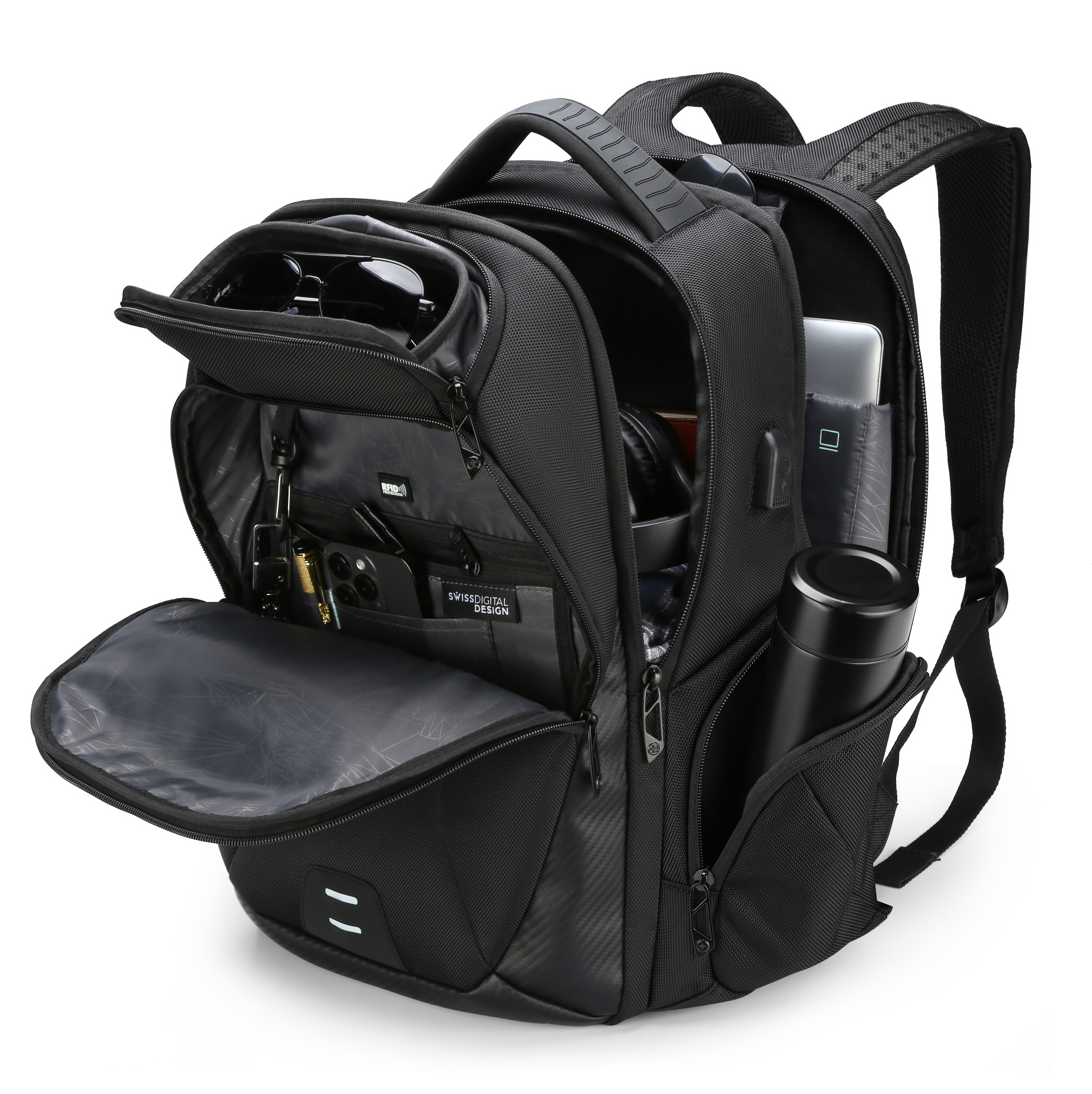 Zaino nero, aperto per mostrare il contenuto: occhiali da sole, chiavi, telefono, laptop, bottiglia d'acqua, cuffie, caricatore e altri oggetti.