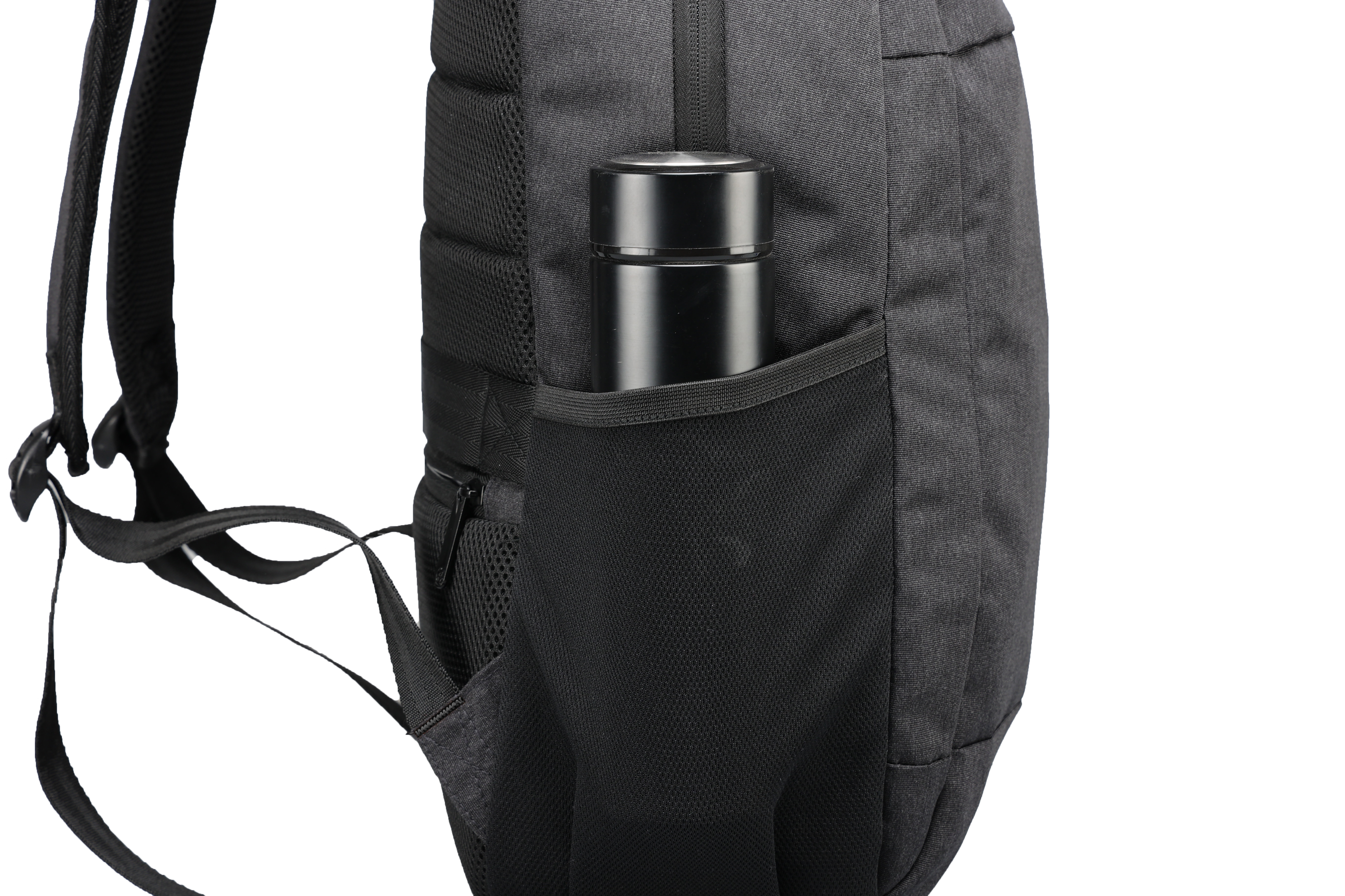 Uno zaino nero con una bottiglia d'acqua nera nella tasca laterale. La borsa è grigio scuro.