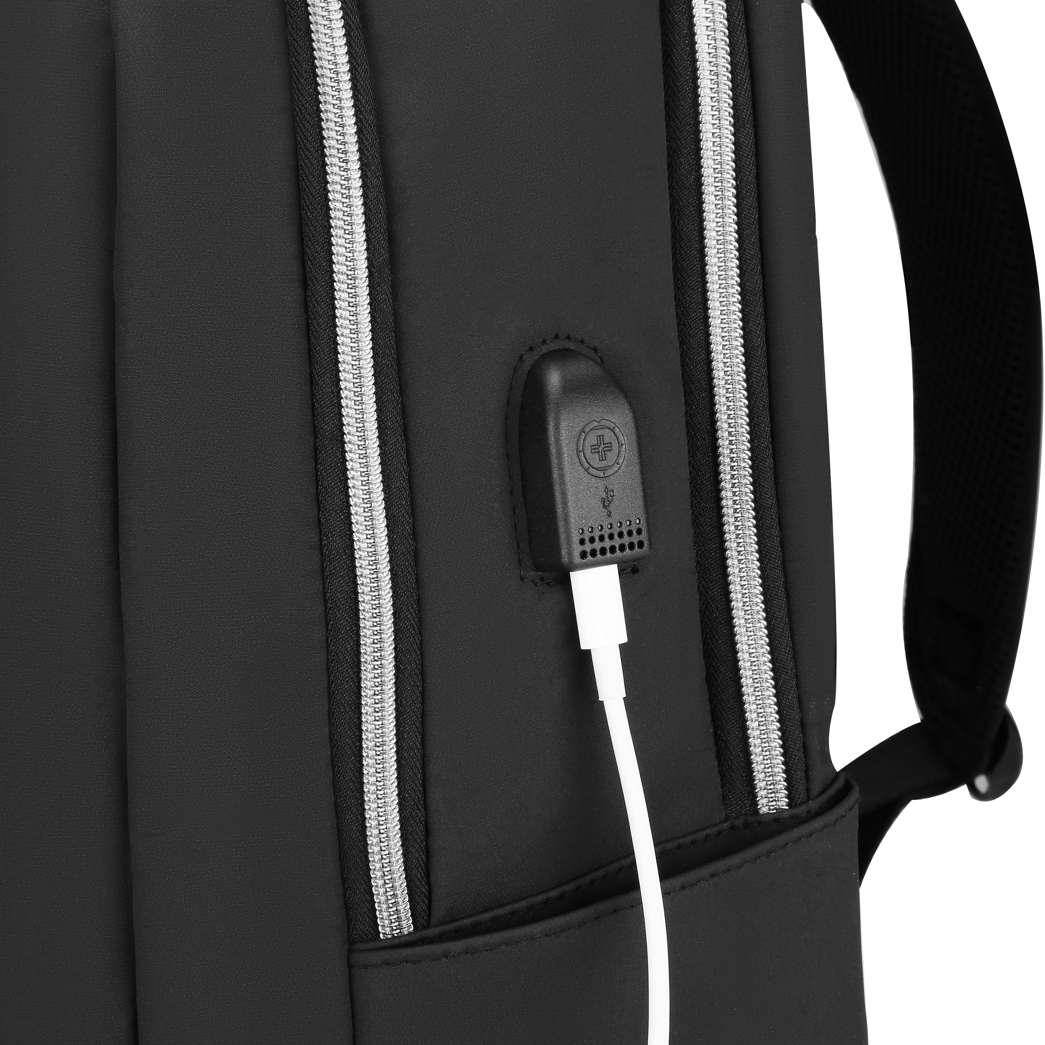 Zaino nero con cavo di ricarica bianco collegato a una porta USB. Sono visibili cerniere e un cinturino.