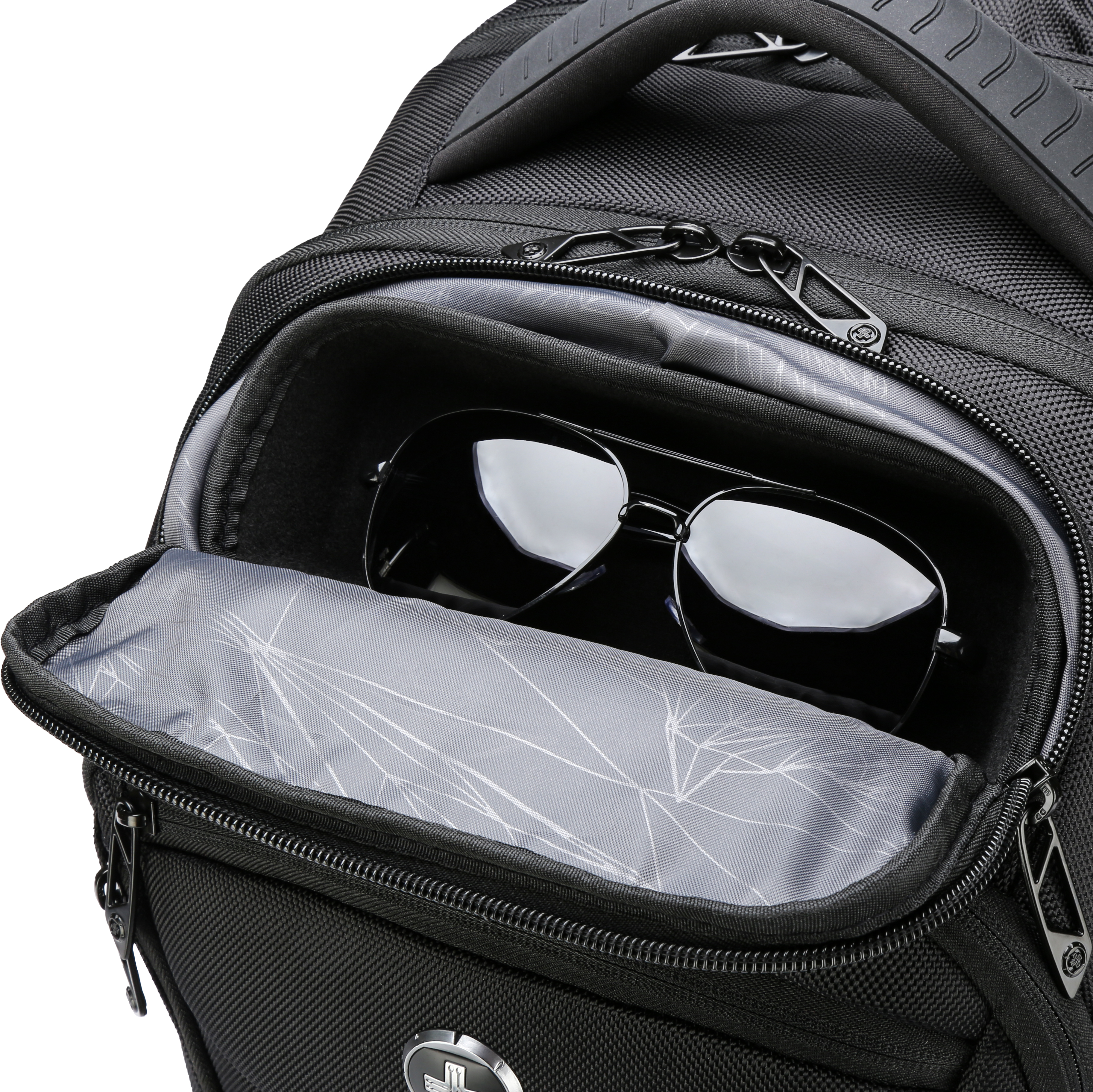 Zaino nero con occhiali da sole nella tasca aperta. La borsa ha cerniere e una maniglia.