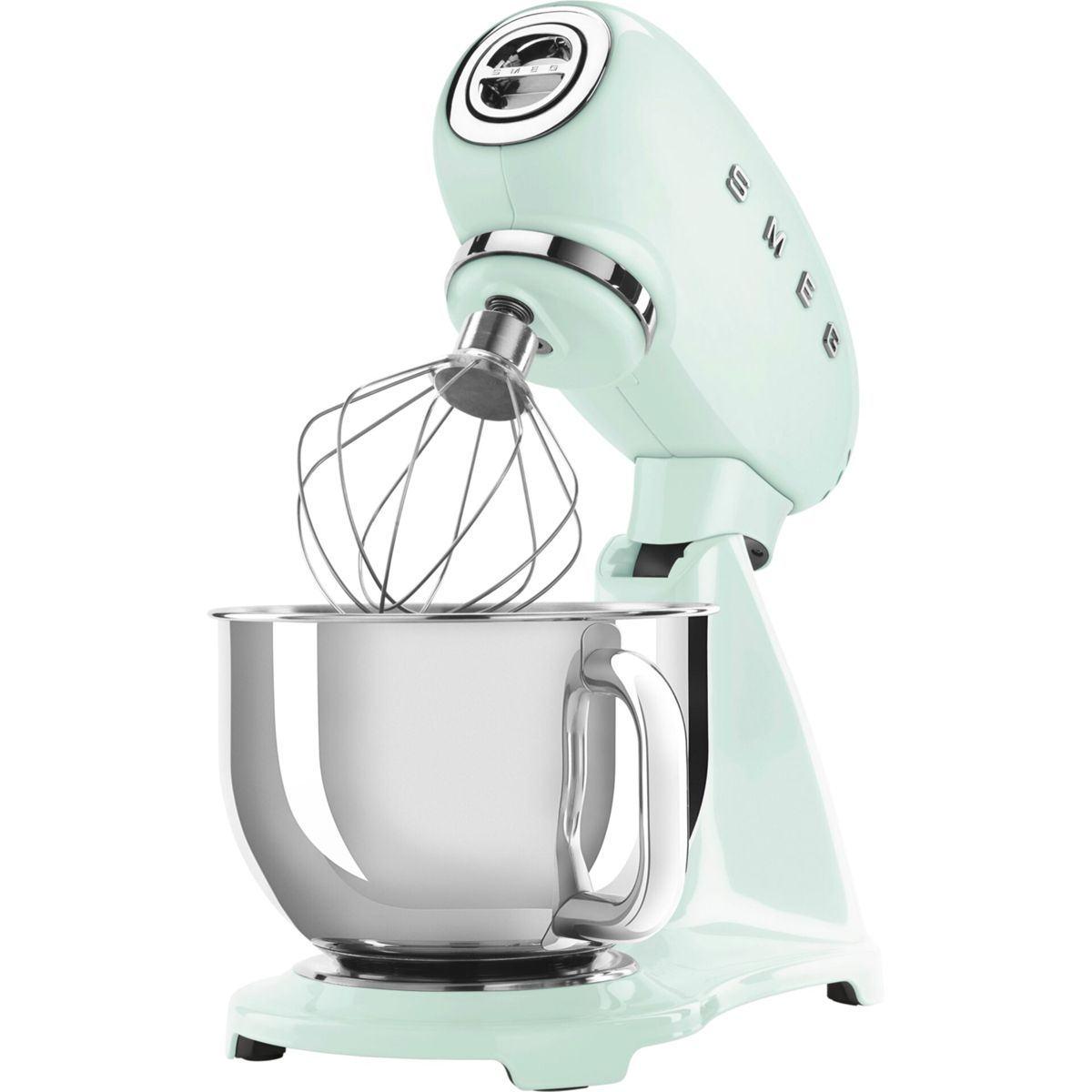 Nane yeşili bir Smeg stand mikseri. Paslanmaz çelik bir kasesi, çırpma teli aparatı ve krom detayları var. Arka plan düz beyaz.
