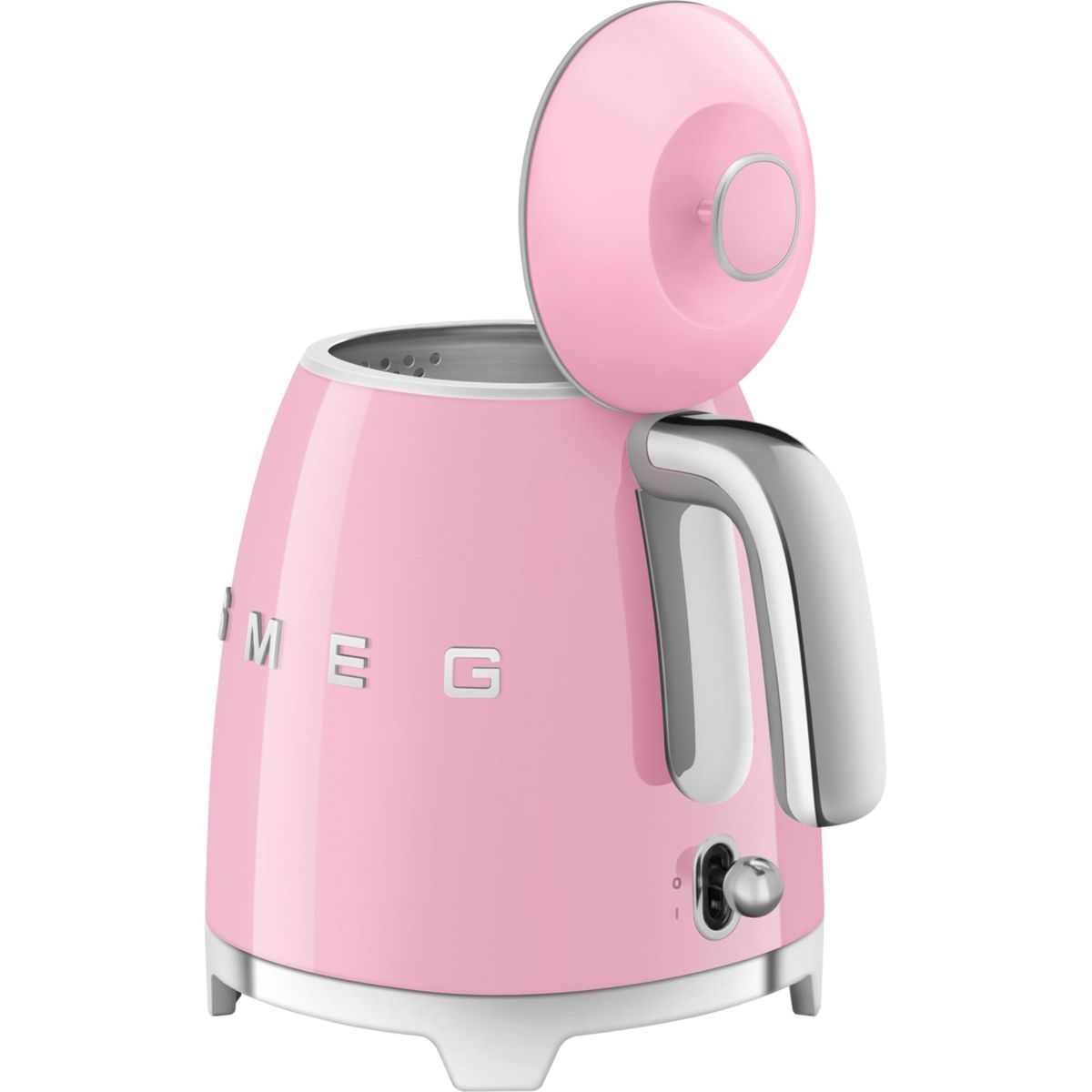 Różowy czajnik elektryczny z otwartą pokrywą i srebrnym uchwytem. Widoczne słowo 'SMEG'. Czajnik stoi na białej podstawie.