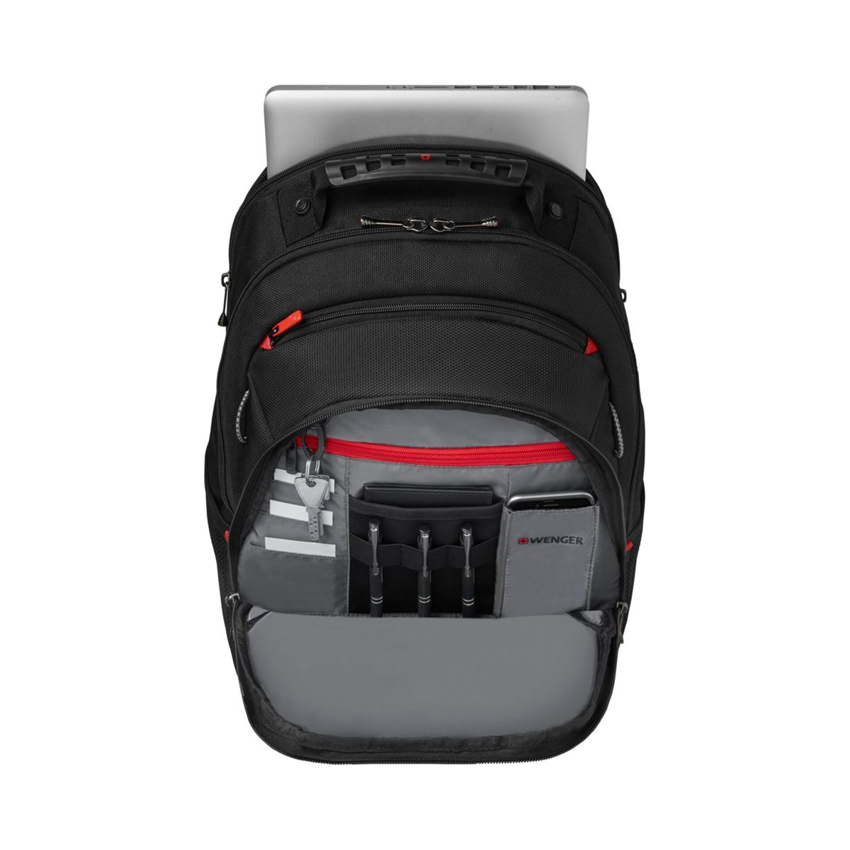Schwarzer Rucksack mit offenen Fächern, der einen Laptop, Stifte, ein Telefon, Schlüssel und eine Brieftasche enthält. Rote Akzente und ein 'Wenger'-Logo sind sichtbar.