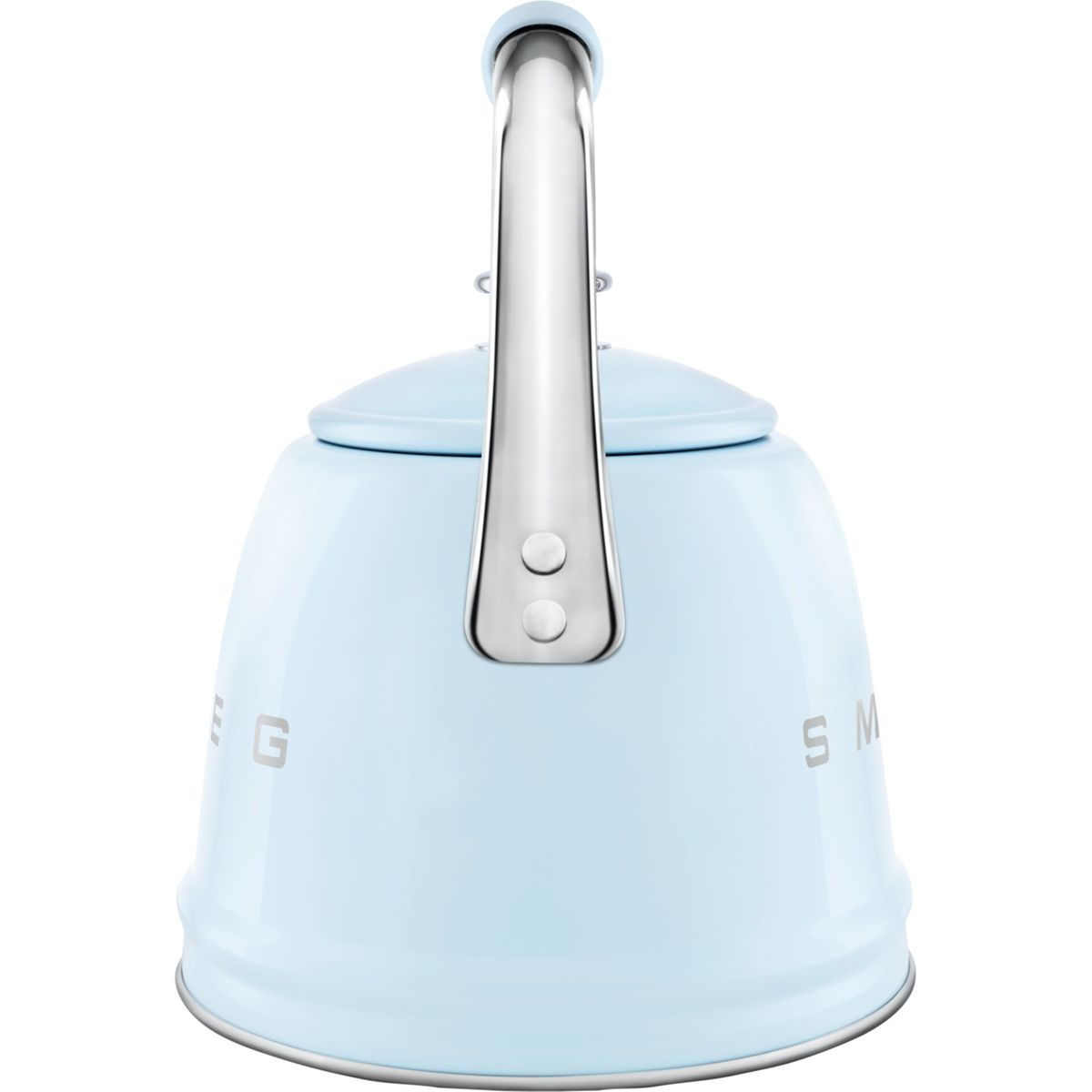 Hellblauer Smeg-Wasserkocher mit silbernem Griff und Akzenten. Der Griff ist gewölbt. Der Wasserkocher steht vor weißem Hintergrund.