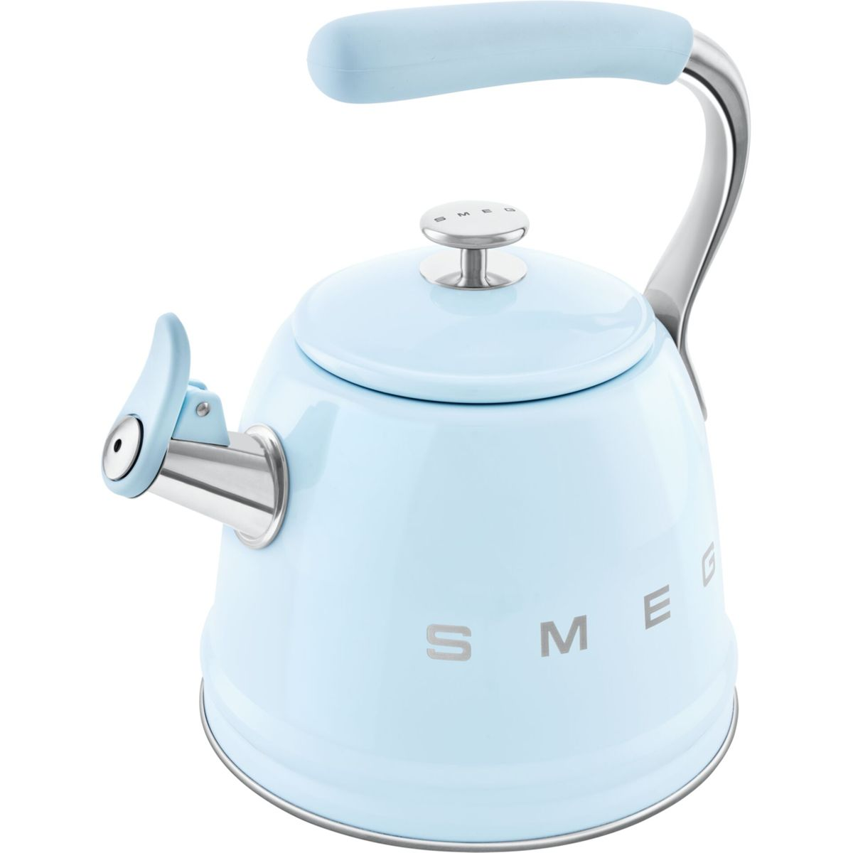 Ein hellblauer Smeg-Wasserkocher mit gebogenem Griff. Er hat eine Pfeife und einen Deckel mit kleinem Griff. Der Markenname ist auf der Seite aufgedruckt.