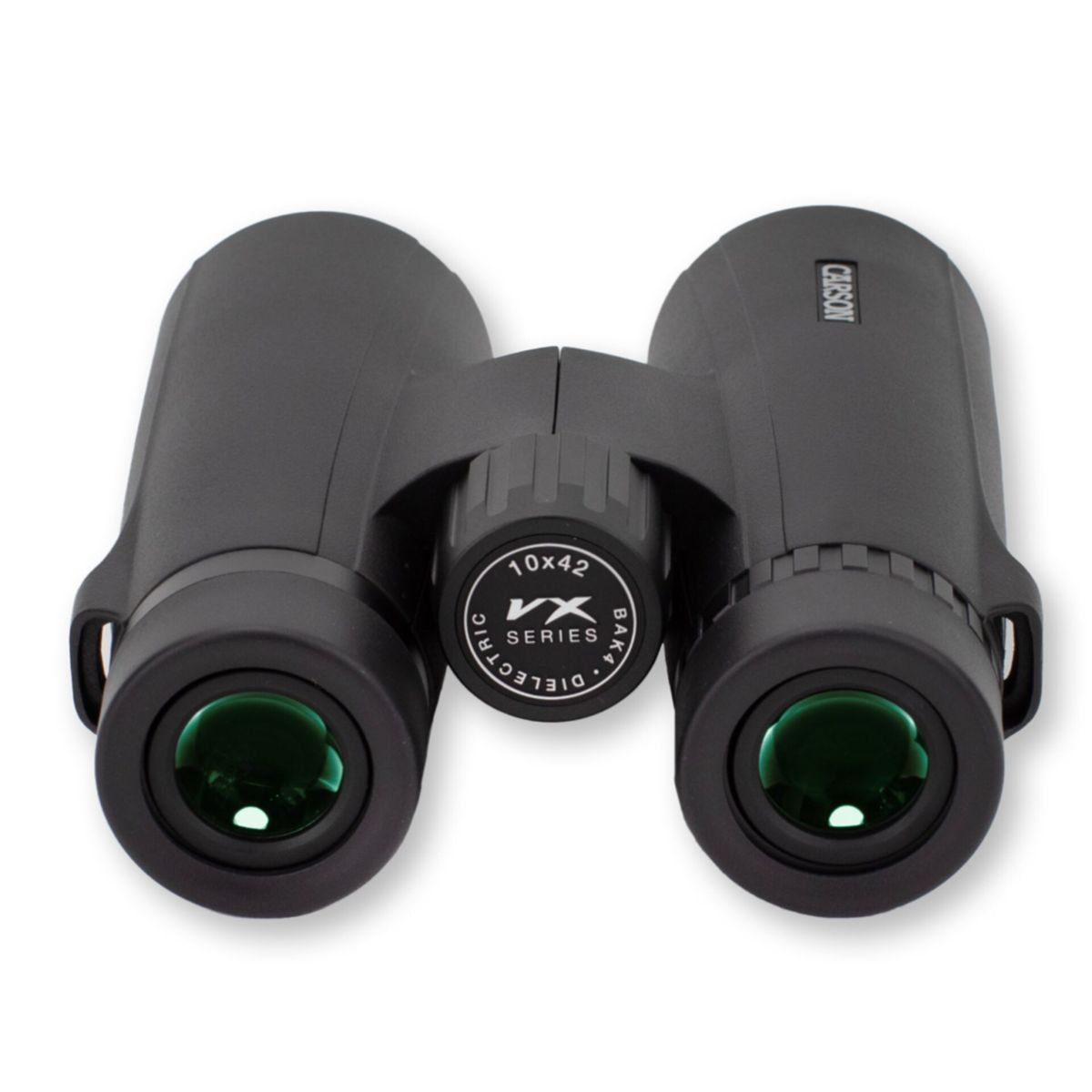 Binocolo nero con lenti verdi, etichettato 'Carson 10x42 VX Series'. Posato su una superficie bianca.