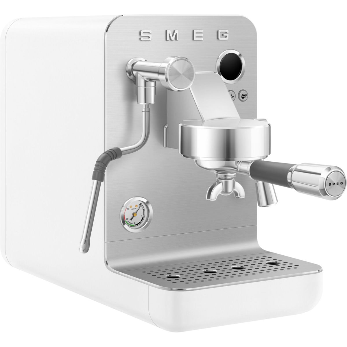 Eine weiß-silberne Smeg Espressomaschine. Sie hat einen Siebträger, eine Dampflanze und ein Manometer. Der Markenname ist sichtbar.