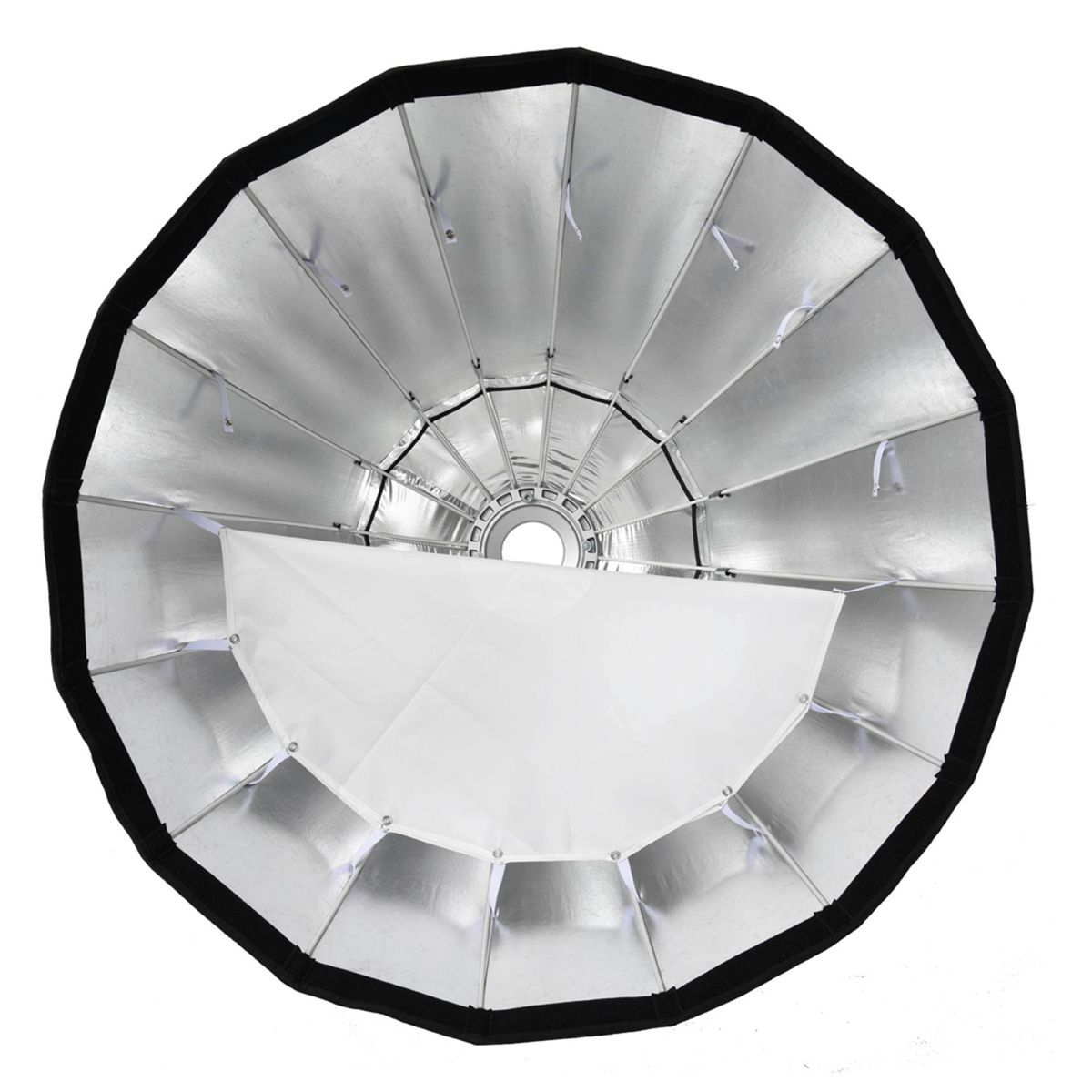 Ein Studio-Lichtmodifikator. Eine große, silberbeschichtete schirmartige Struktur mit schwarzem Rand und weißem Diffusor.
