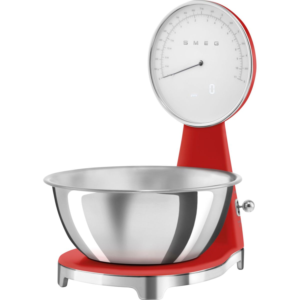 Czerwono-srebrna waga kuchenna SMEG. Ma okrągłą tarczę, miskę ze stali nierdzewnej i wyświetla gramy.