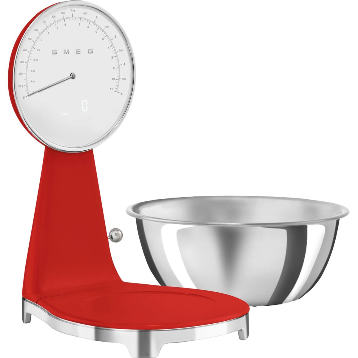 Czerwona waga kuchenna SMEG z chromowaną miską. Waga ma okrągłą tarczę ze wskazówką. Misa po prawej stronie.