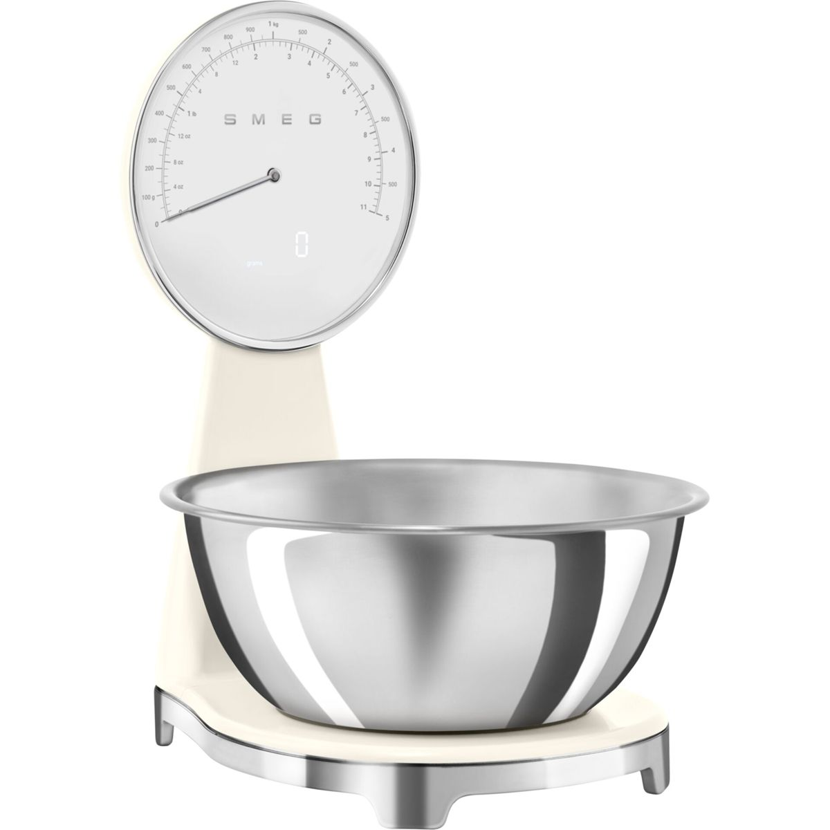 Kremowa waga kuchenna z miską ze stali nierdzewnej. Waga ma okrągłą tarczę z podziałką i nazwą marki SMEG.