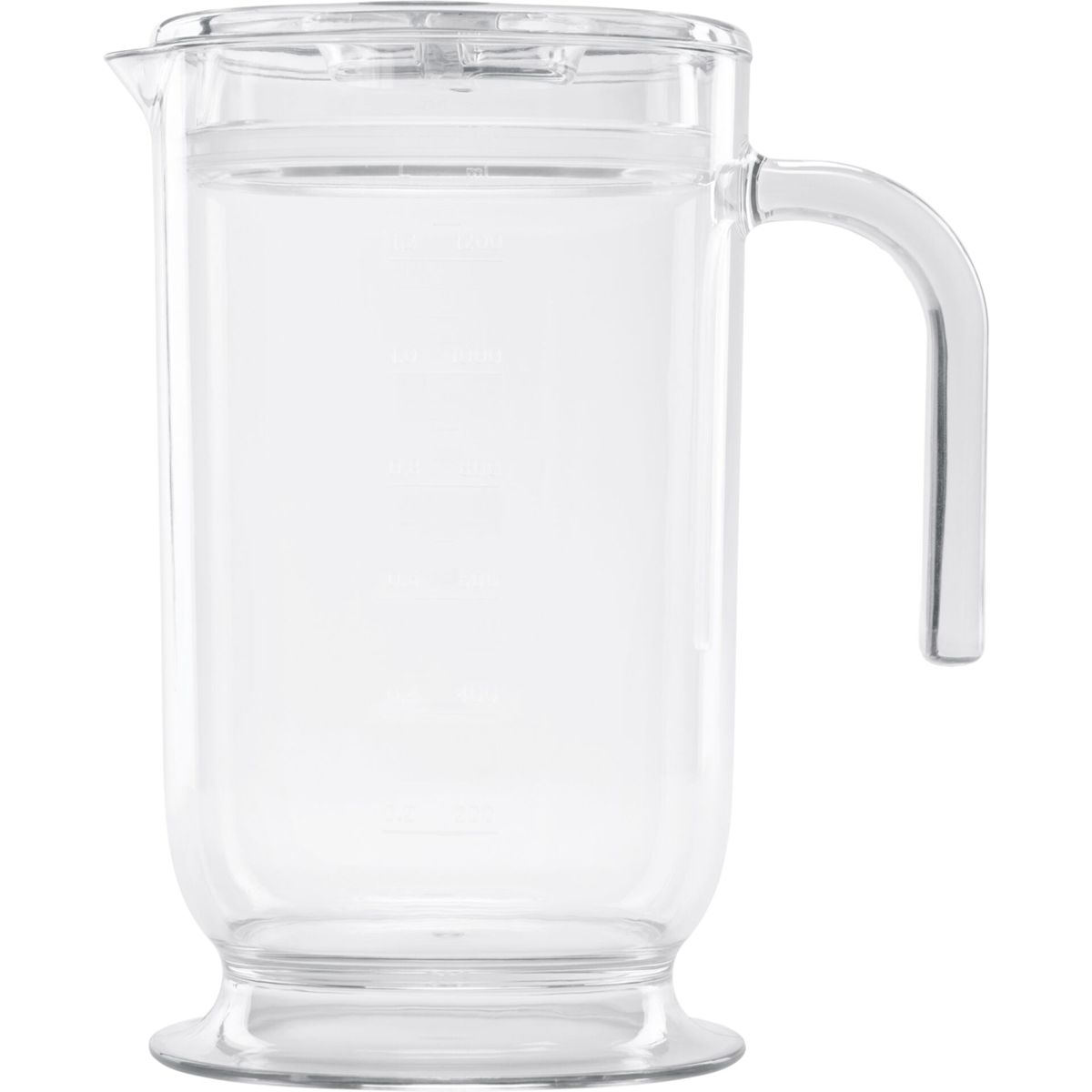Przezroczysty szklany dzbanek z pokrywką i uchwytem. Ma miarki z boku i jest pusty. Na białym tle.