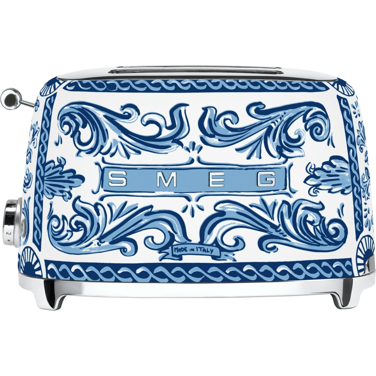 Ein Smeg-Toaster mit weißem und blauem Blumendesign. Er hat einen Chromhebel und -sockel. Das Wort "SMEG" ist sichtbar.