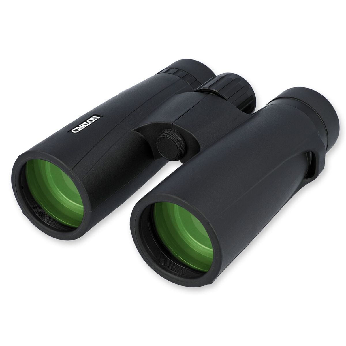 Binocolo nero con lenti verdi, marca Carson, su sfondo bianco. Manopola di messa a fuoco centrale e conchiglie oculari visibili.