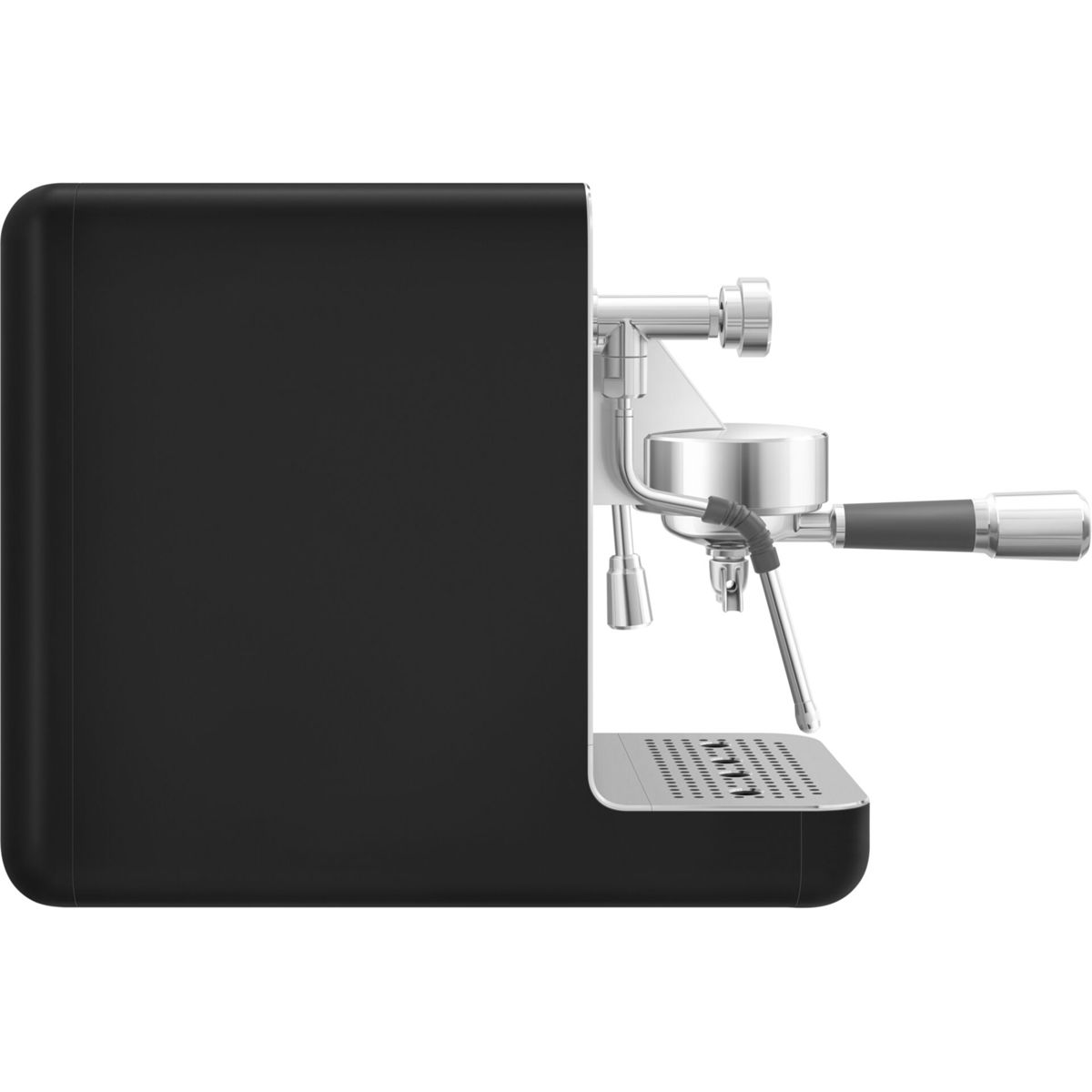 Czarny ekspres do kawy. Ma srebrny portafiltr, dyszę do pary i czarny uchwyt.
