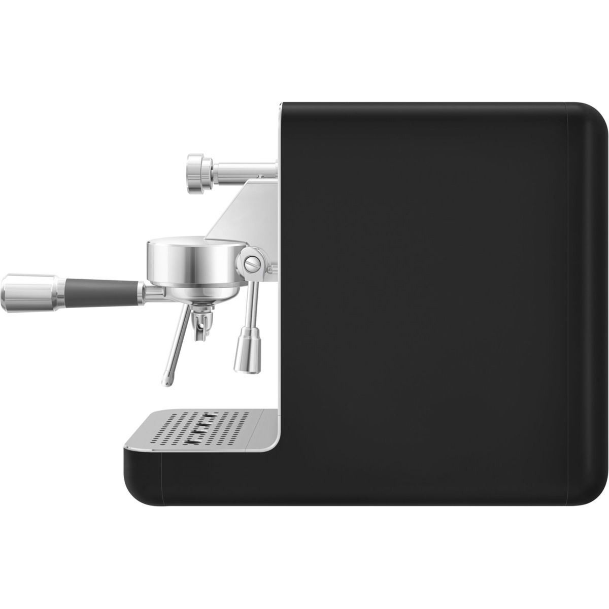 Czarny i srebrny ekspres do kawy. Ekspres ma zbiornik na wodę, kolbę i dyszę do spieniania mleka. Tło jest białe.