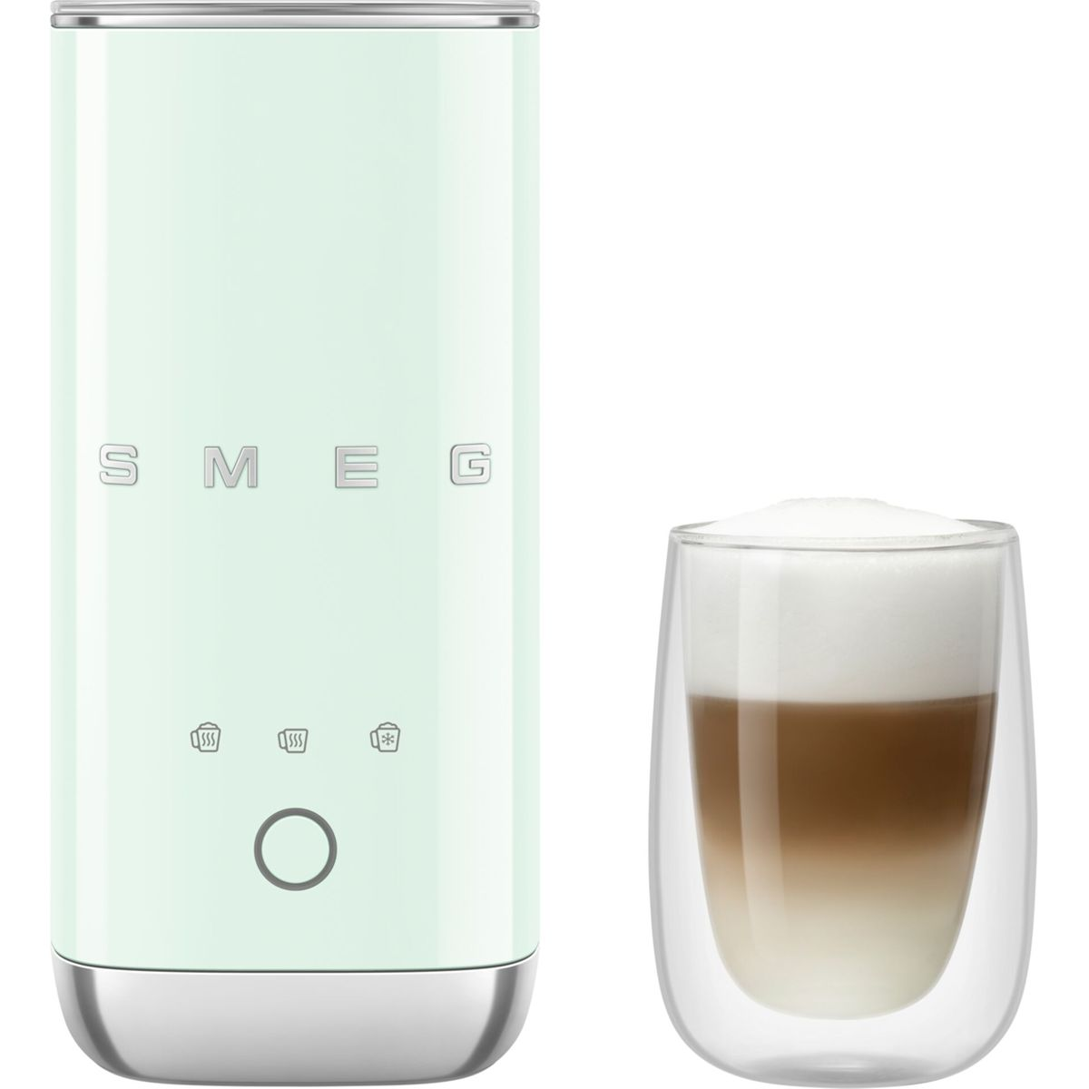 Ein mintfarbener Milchaufschäumer mit Latte in einem Glas. Der Aufschäumer hat das SMEG-Logo und einen silbernen Boden. Der Latte hat geschichtete Milch.