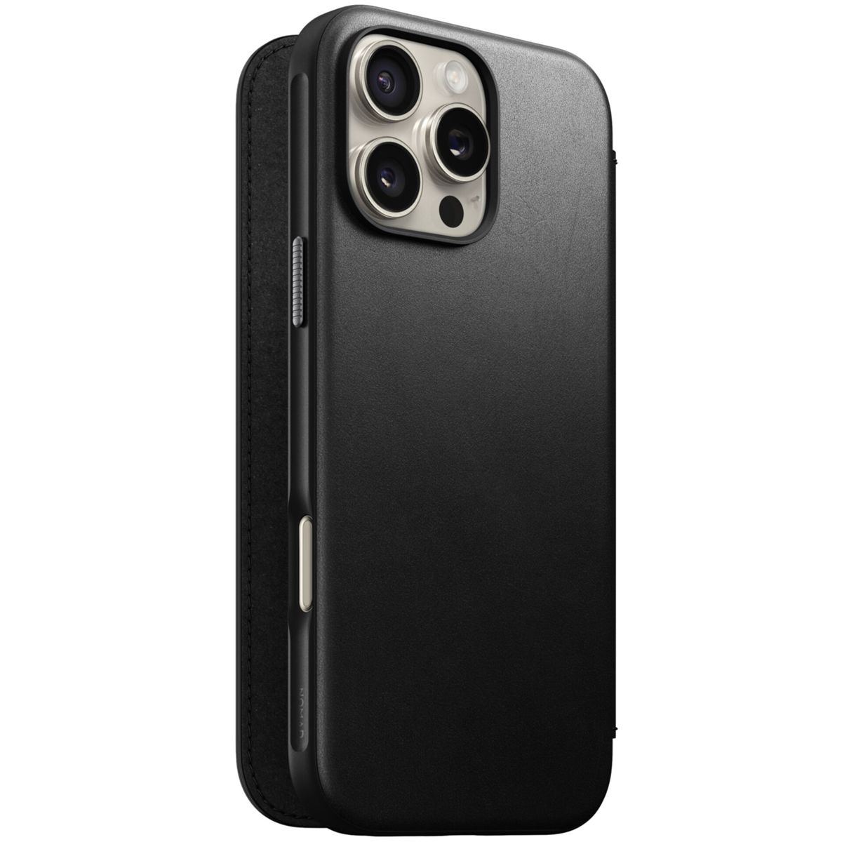 Eine schwarze Handyhülle mit Lederklappe. Die Hülle hält ein Telefon mit drei Kameralinsen.