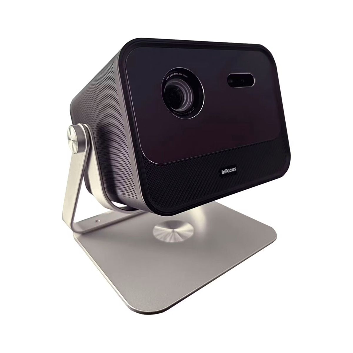 Czarny projektor InFocus na srebrnym statywie. Projektor ma obiektyw i otwory wentylacyjne. Statyw jest kwadratowy i metaliczny.