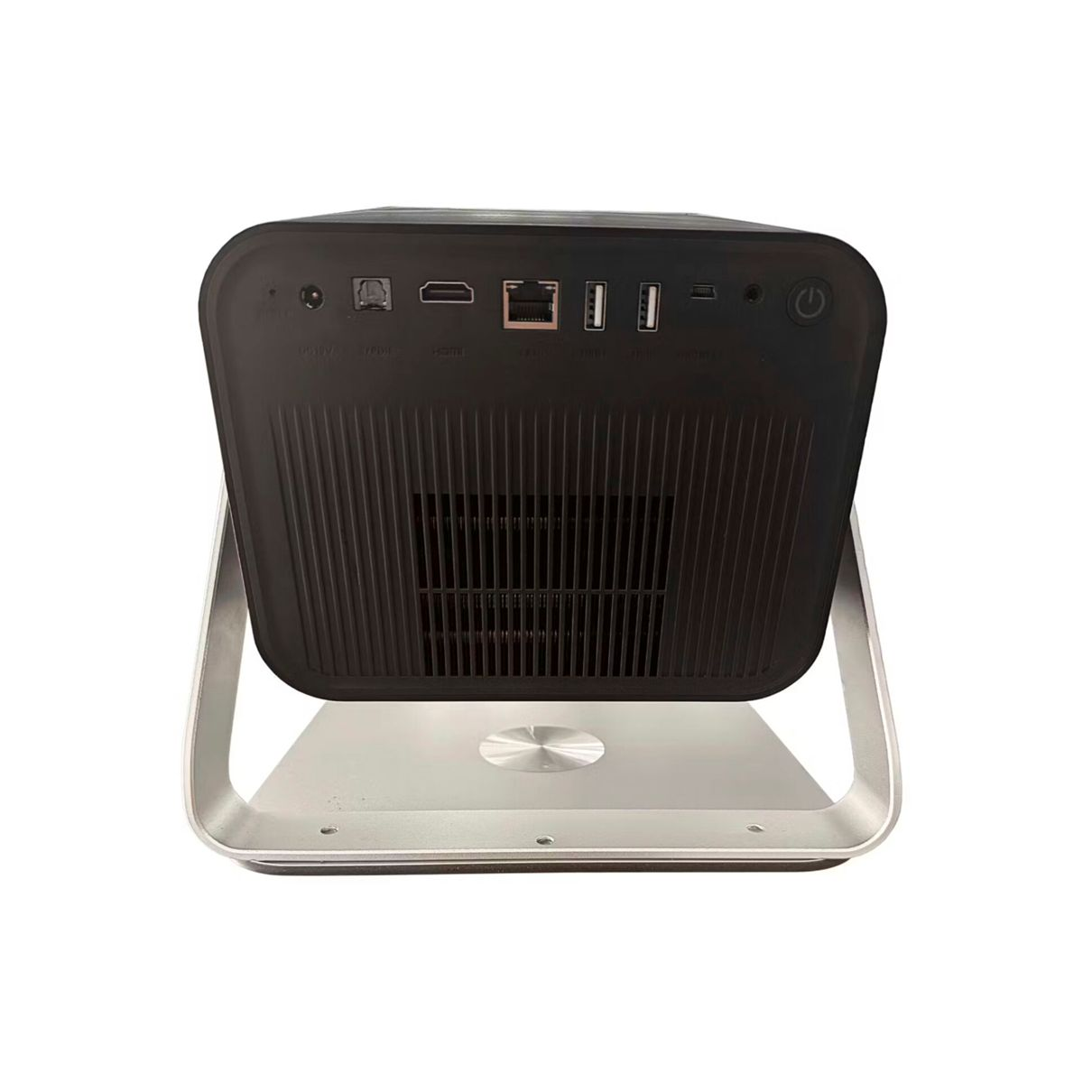 Czarny projektor na srebrnym stojaku. Z tyłu znajdują się różne porty i przycisk zasilania. Stojak jest zakrzywiony.