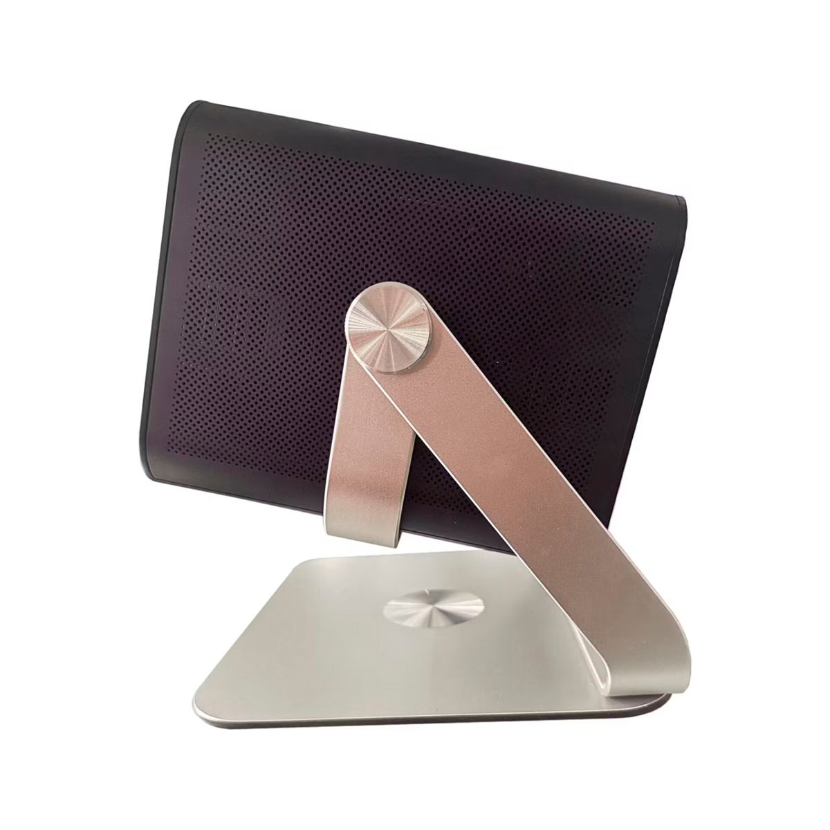 Czarny, perforowany głośnik jest podparty srebrnym stojakiem. Stojak ma podstawę i dwa kątowe podpory.