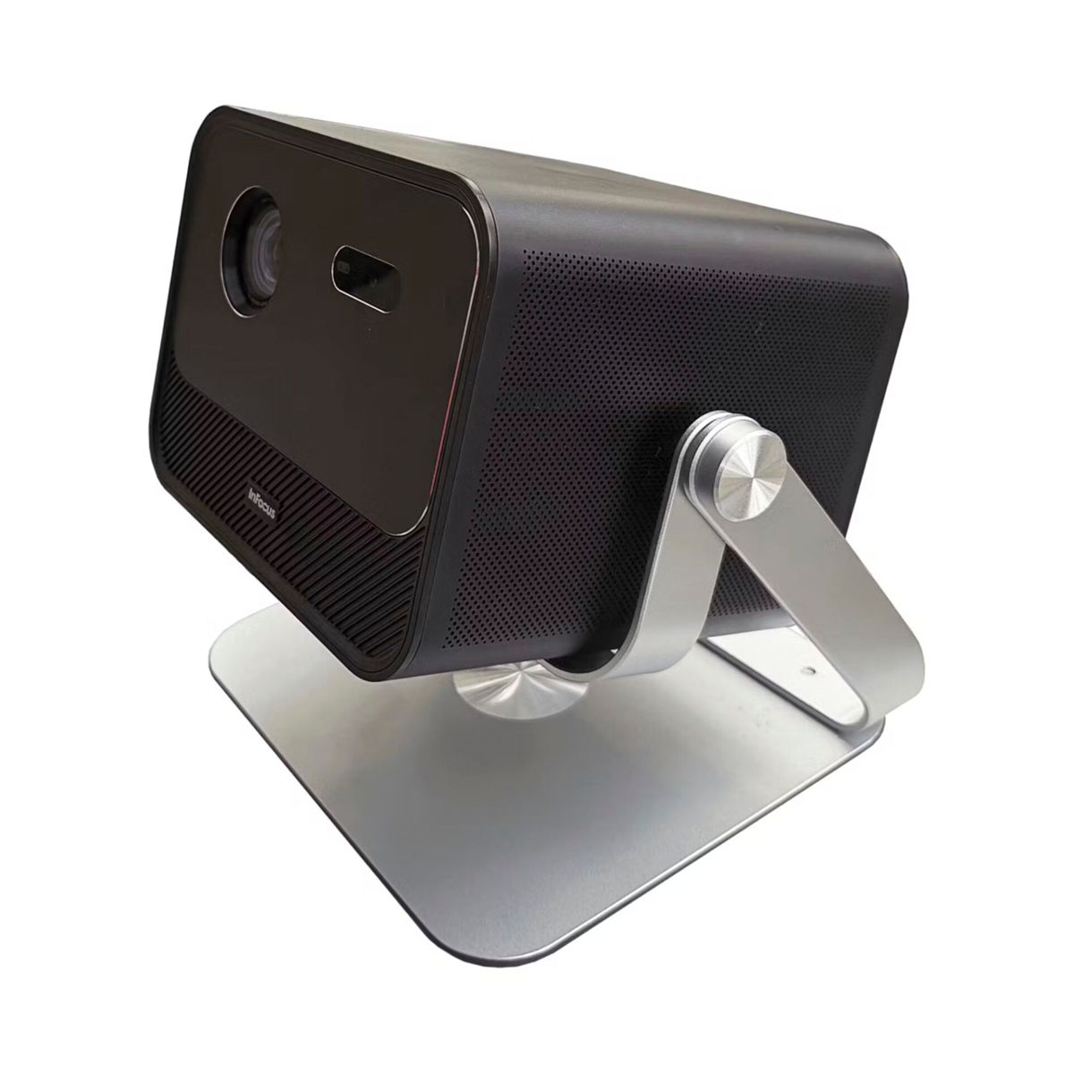 Czarny projektor Infocus na srebrnym stojaku. Projektor ma obiektyw, otwór wentylacyjny i kratkę głośnika.