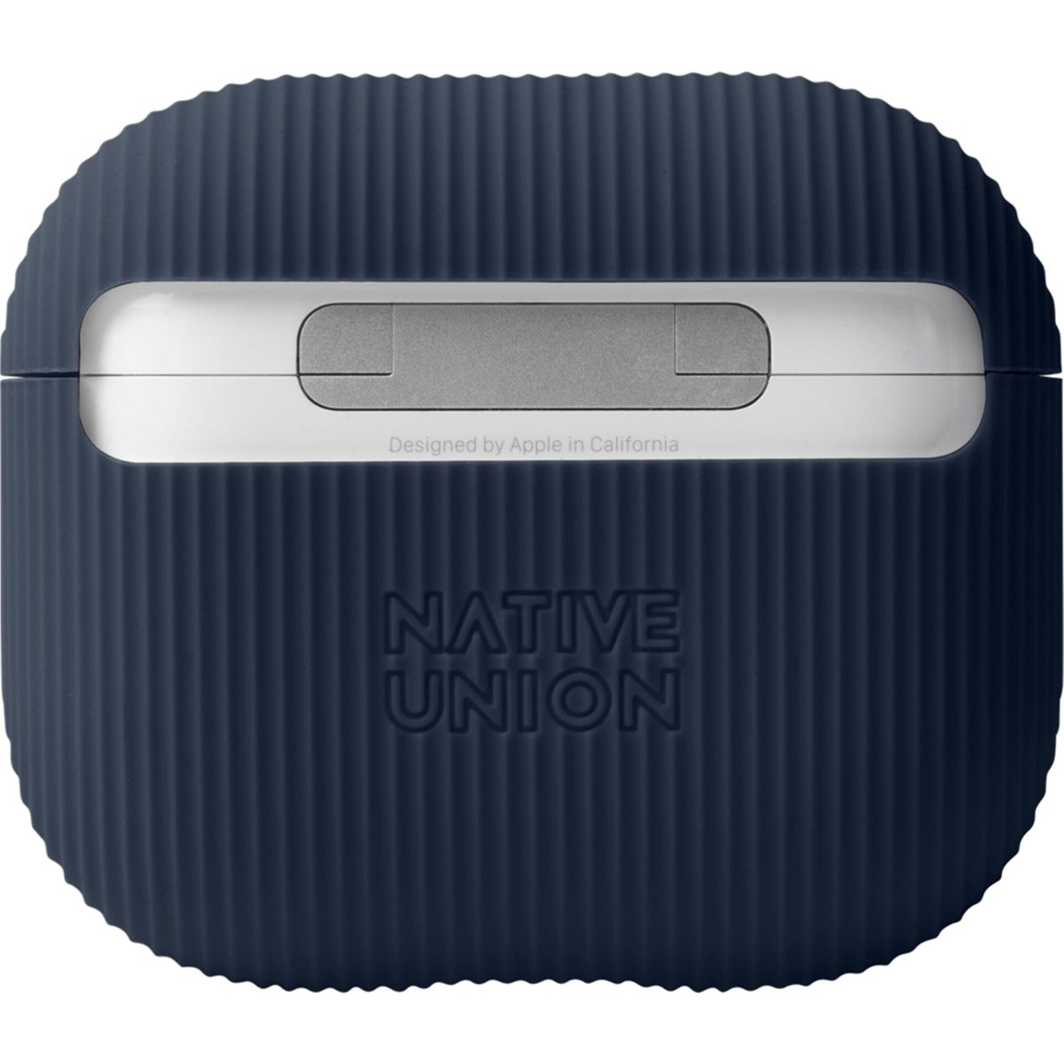 Granatowe etui Native Union na AirPods. Ma żebrowaną fakturę i biało-srebrną sekcję z napisem „Designed by Apple in California”.