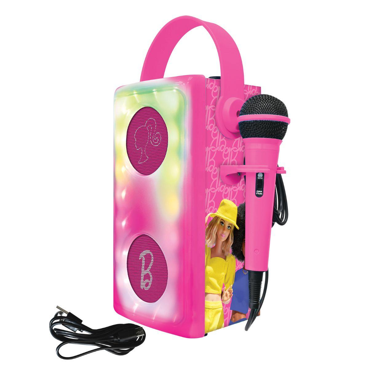 Altoparlante Barbie rosa con maniglia e microfono. Ha immagini di Barbie e un cavo USB. Il microfono è nero e rosa.