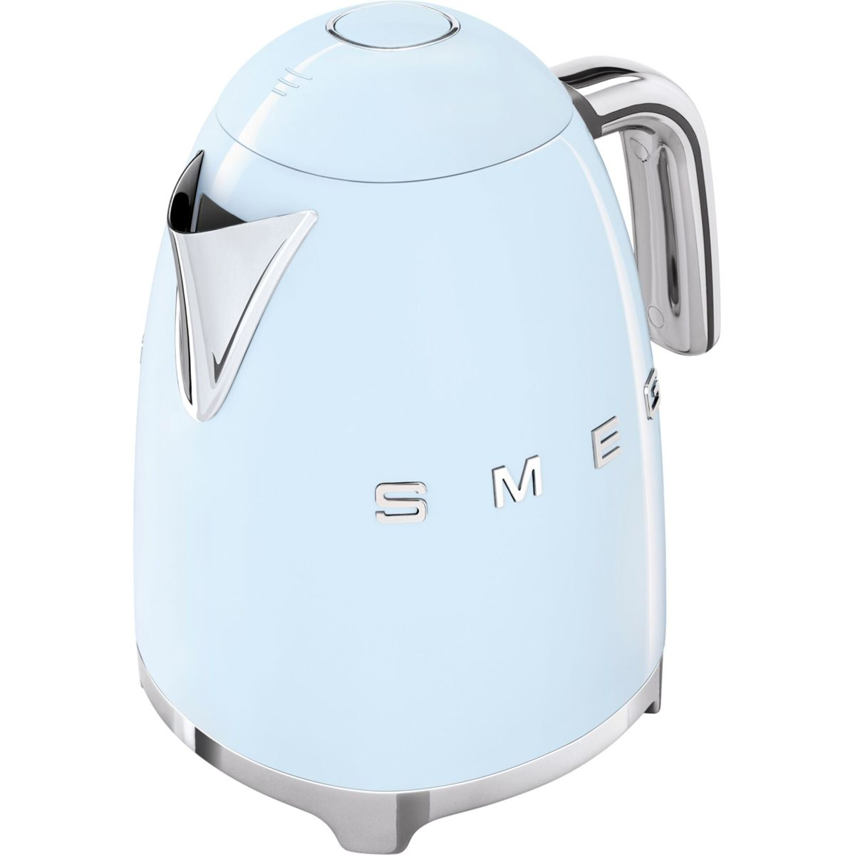 Jasnoniebieski czajnik Smeg z chromowanymi akcentami. Ma uchwyt, wylewkę i napis 'SME'.