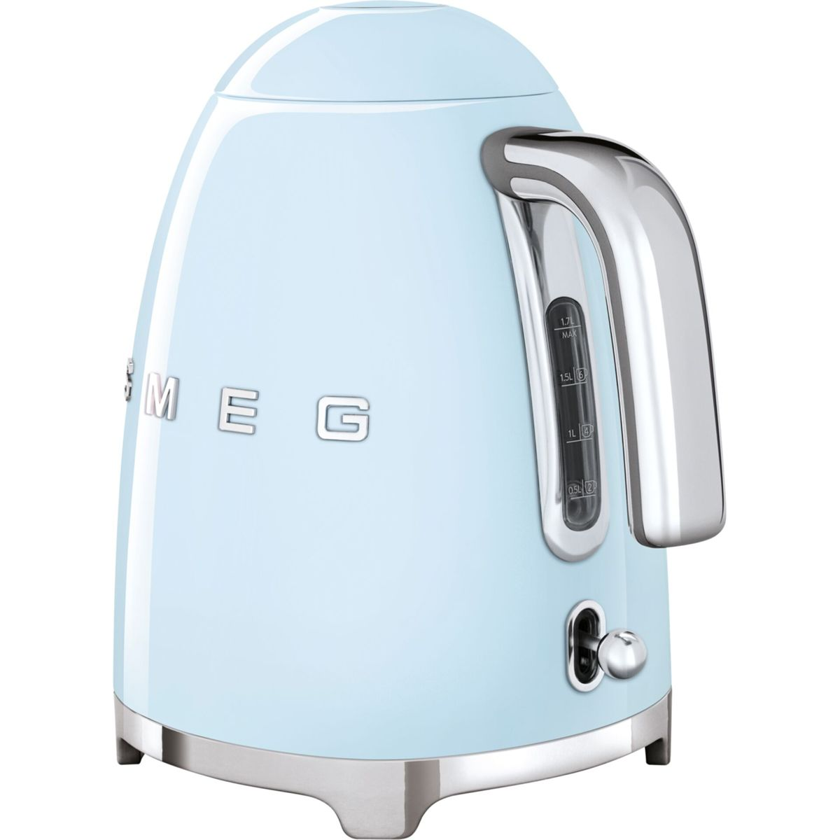 Jasnoniebieski czajnik elektryczny Smeg ze srebrnym uchwytem, wskaźnikiem poziomu wody i podstawą na białym tle.