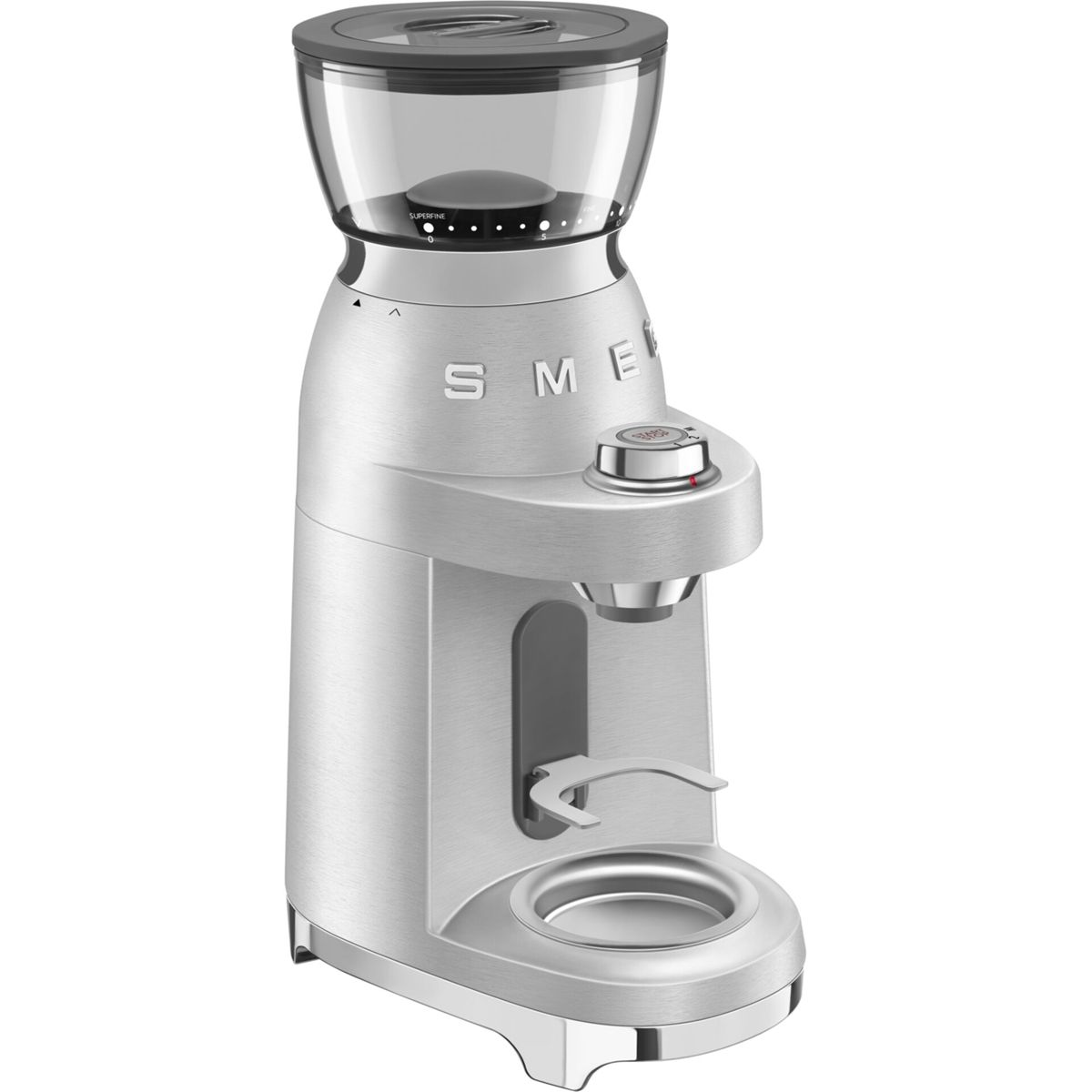 Un molinillo de café SMEG plateado. Tiene una tolva transparente para granos, un dial y un soporte para portafiltro. El diseño es moderno y elegante.