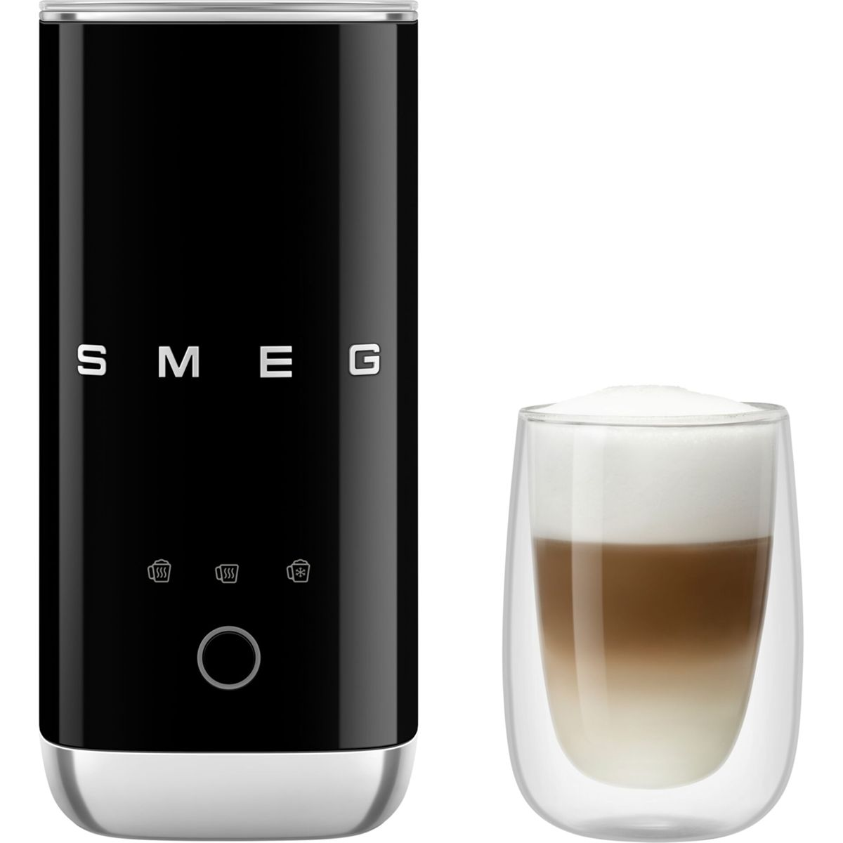 Ein schwarzer Smeg-Milchaufschäumer mit einem Latte in einem Glas. Der Aufschäumer hat einen silbernen Sockel und das Wort SMEG.