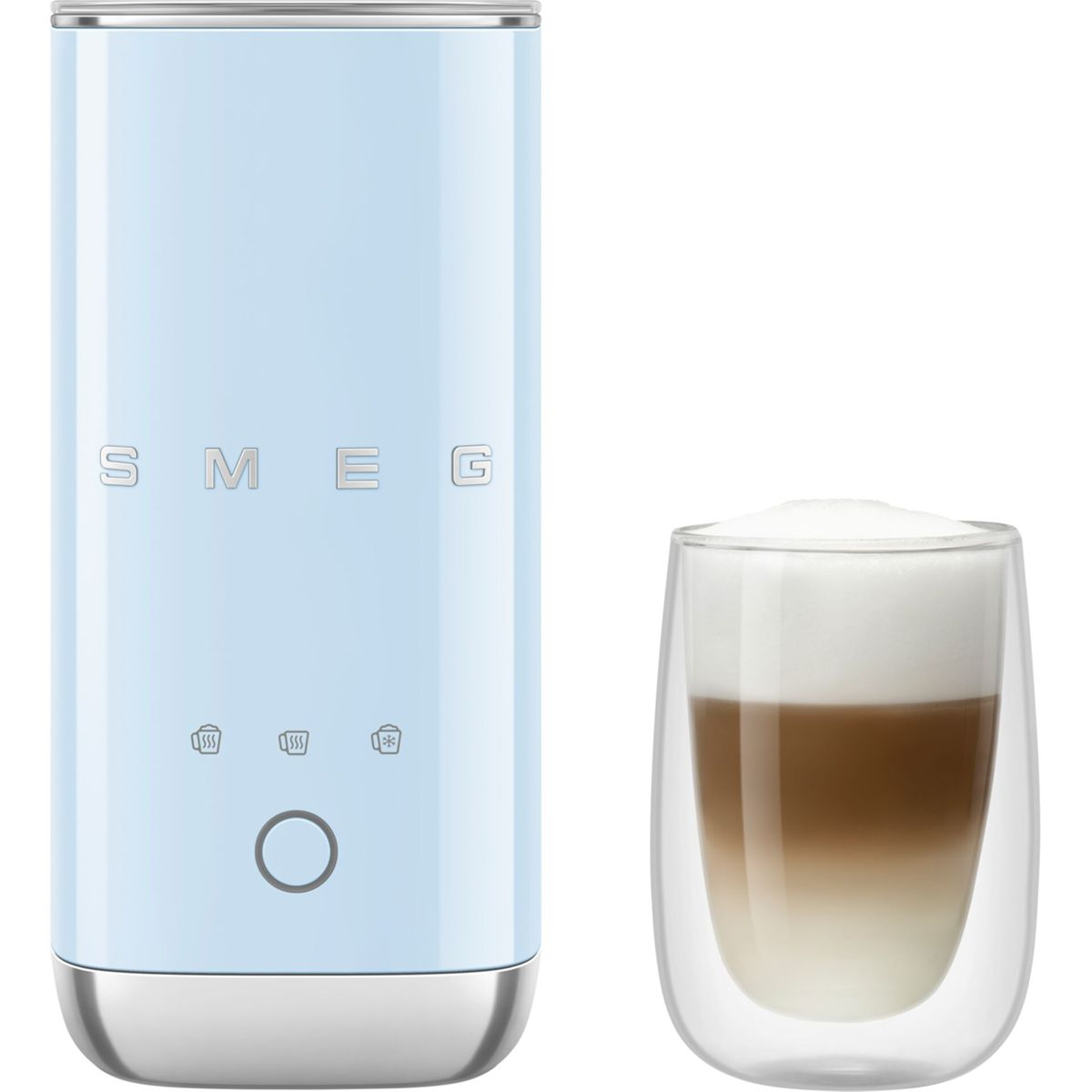 Ein hellblauer SMEG-Milchaufschäumer neben einem Glas geschichteten Latte. Der Aufschäumer hat einen silbernen Sockel.