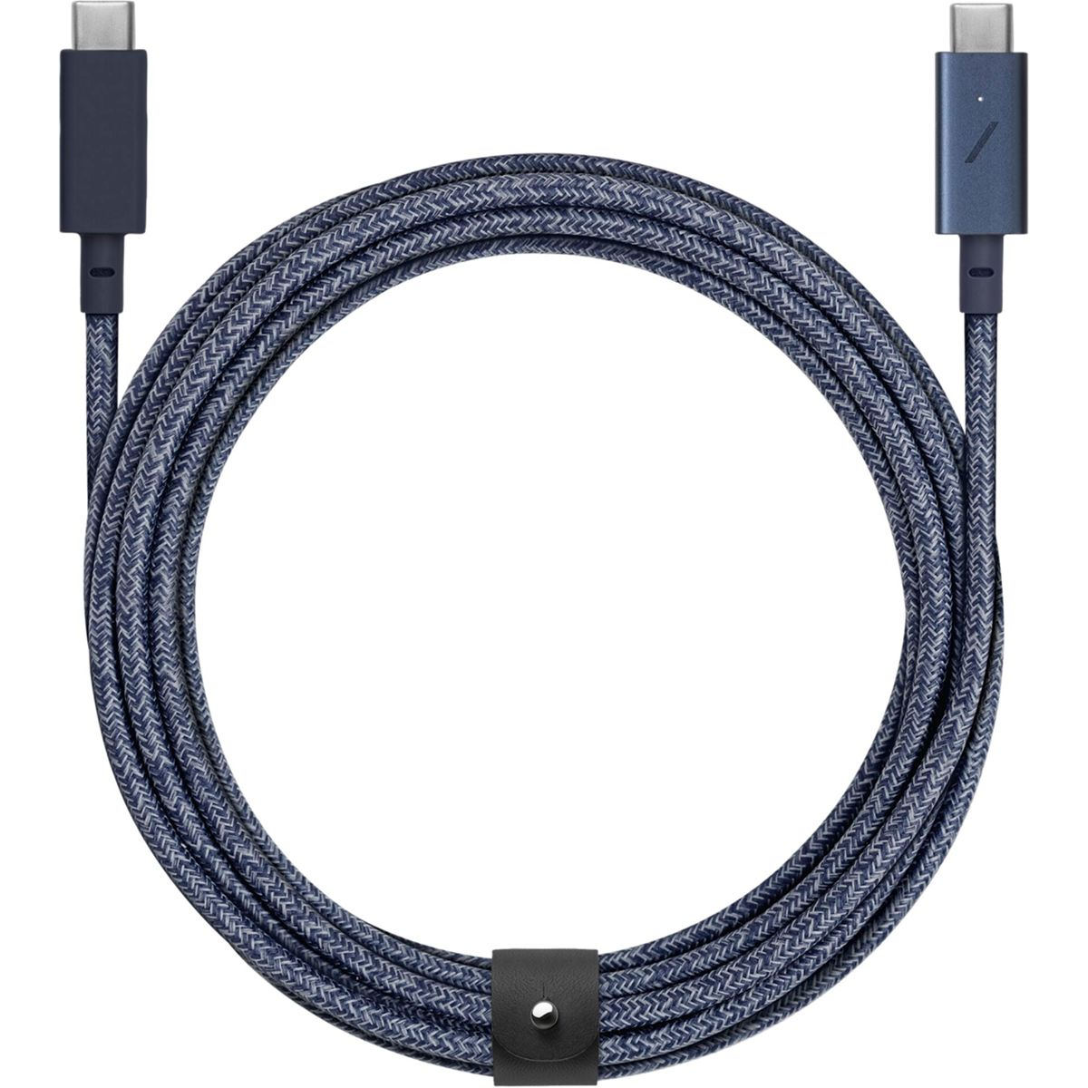 Ein blau geflochtenes USB-C-Kabel mit zwei Steckern, die einen Kreis bilden. Ein schwarzer Lederriemen sichert das geschlungene Kabel.