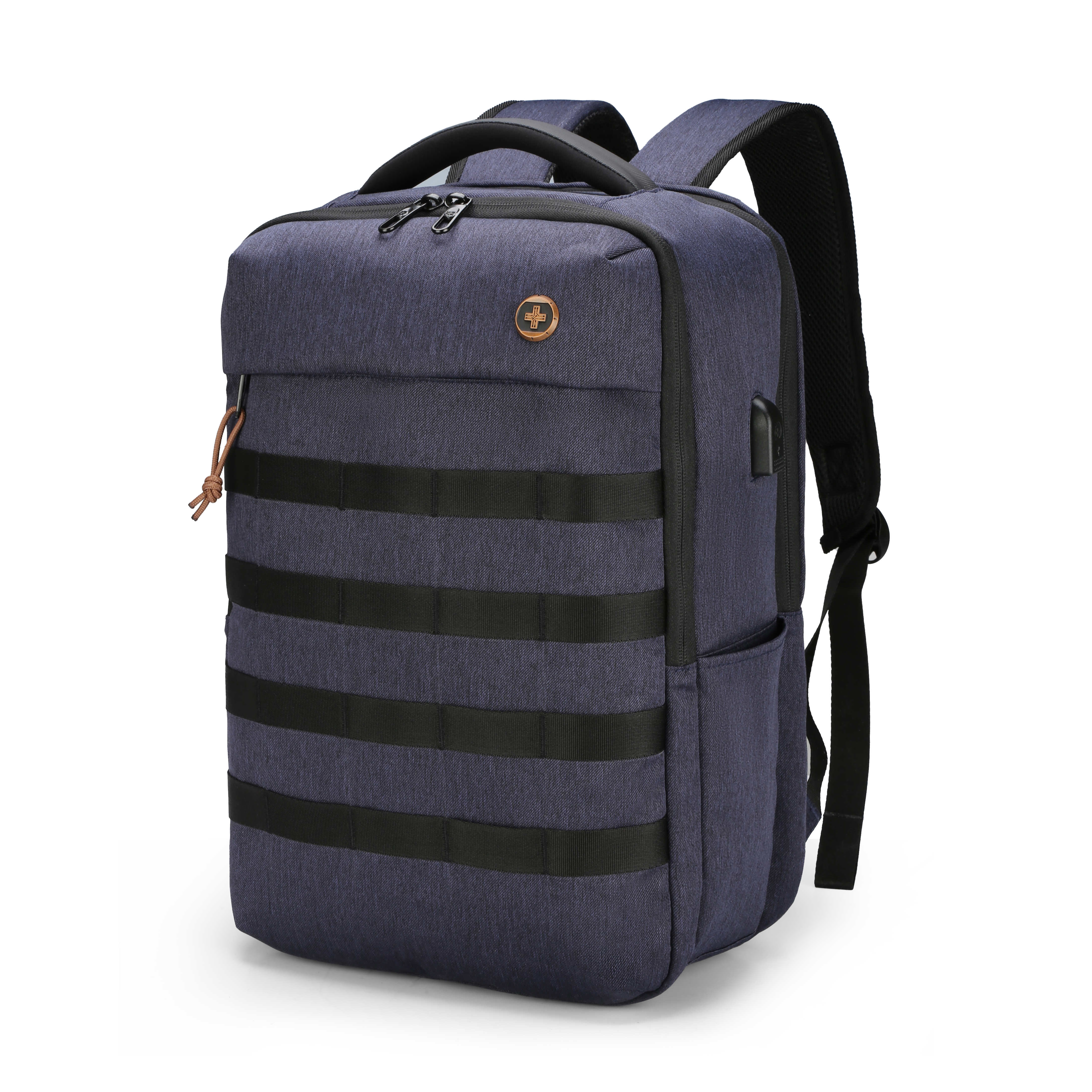 Uno zaino blu navy con cinghie nere e un'etichetta in pelle marrone, su sfondo bianco.